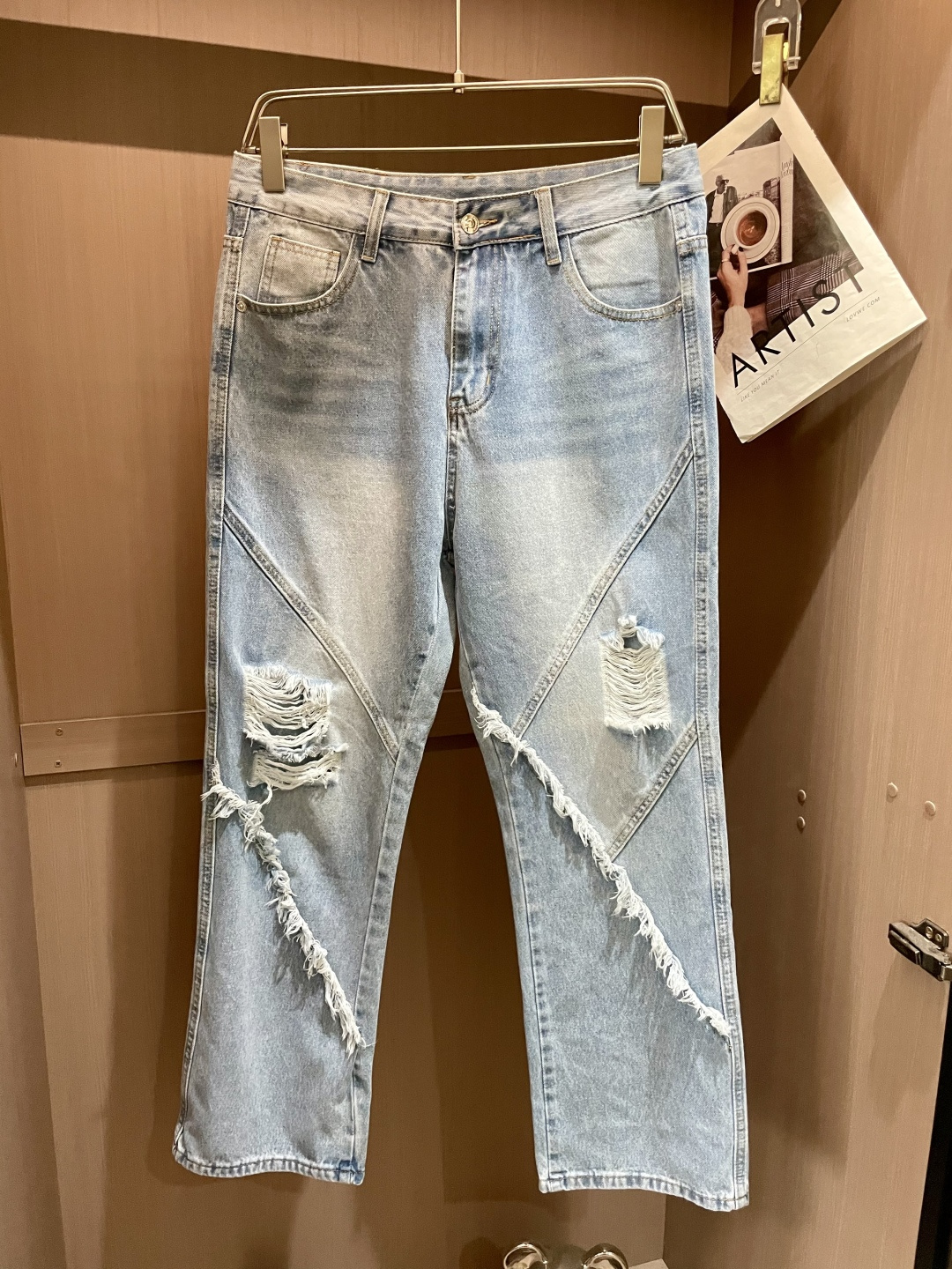 NO:507056,Bur the latest style of jeans in the counter. The fabric style is absolutely craftsmanship. It is easy to wear and not pick on the figure. There are no restrictions on matching. It can set off other items in a simple way to show your style and posture~ You can match any style of items, match them with various T-shirts/shirts and knitted jackets. You don’t have to worry about matching when going out on a daily basis. Size 29-38,,burberry,jeans,jackets & coats,shirts,tees,t-shirt,alexander wang19860909Bur 专柜最新同款牛仔裤 面料版型做工绝绝子 好穿不挑身材在搭配上没有太多的限制 随意简洁的衬托其他单品,来展现自己的风格姿态～ 可以百搭任何风格的单品,搭配各种T恤／衬衫,针织外套都可,日常外出不必再为搭配而烦恼了 尺码 29-38,,burberry,jeans,jackets & coats,shirts,tees，t-shirt,alexander wang,Men's clothing