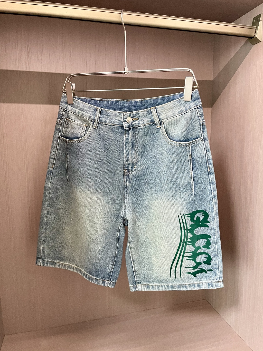 NO:507072,Gucc ss summer new men's casual denim shorts, high-end version!  Customized fabrics for counters are breathable and comfortable, with impeccable details, and the brand element design concept reflects high quality. The feel is delicate and soft!  It is casually cut, with a great upper body style!  Size: 29-38, gucci, shorts, alexander wang19860909Gucc ss夏季新款男士休闲牛仔短裤,高端版本！专柜定制面料 透气舒适度高,细节无可挑剔,品牌元素设计理念,体现高品质.手感细腻柔软！呈现休闲裁剪,上身版型超赞！ 尺码:29-38,,gucci,shorts,alexander wang,Men's clothing