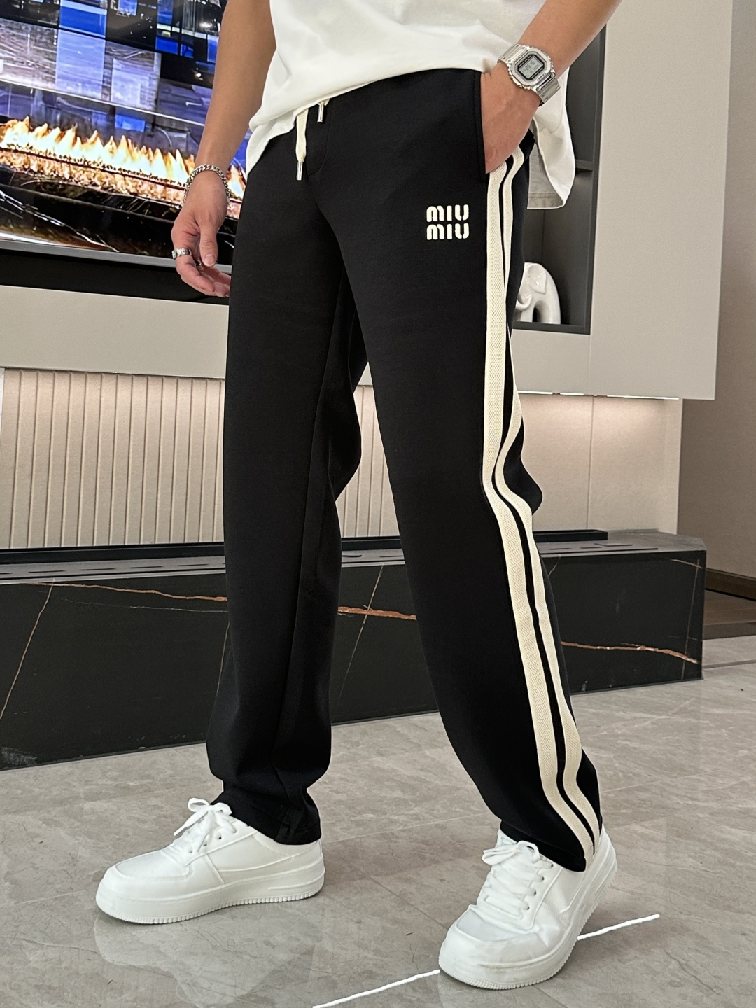 NO:483040,miumiu 2025 spring and summer latest series of men's casual pants!  It is made of customer-supply elastic cotton material, soft and delicate, and has an excellent feel!  The brand style is unobstructed!  Minimalist design, without extravagant elements to win the lead, the details are finely made, the hardware accessories are customized, the thickness is just right, easy to control various weather, classic colors are very energetic, and various styles of dressing, casual business, daily life, and fashion trends can be controlled!  Overall, both in terms of grade and fashion are extremely outstanding, bringing extraordinary clothing taste!  Size M~3XL, miumiu,alexander wang19860909miumiu 2025春夏最新系列男士休闲裤！ 采用客供弹力柔棉材质,柔软细腻,手感绝佳！品牌格调一览无余！极简主义设计,没有多余浮夸的元素来宣兵夺主,细节做工精细,五金配件原版定制,厚薄程度也是恰到好处,轻松驾驭各种天气,经典颜色上身很显精气神,多种风格穿搭,休闲商务、日常生活、时尚潮流均可驾驭！整体不论是档次还是时尚感都是极为出色的,带来非凡的衣着品味！ 尺码M~3XL,,miumiu,alexander wang,Men's clothing