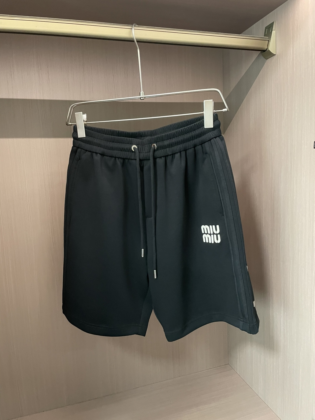 NO:481720,miumiu 2025 summer shorts!  All-match elastic waist casual pinch pants!  Elastic waist, insert bags on both sides. The fabric is made of customer-supplied fixed-woven high-strength pure cotton material. The upper body is breathable, soft and skin-friendly, with a delicate feel. The waist is knitted elastic waist and drawstring. You don’t have to worry about the discomfort of being too loose or too tight on the upper body. Whether at home, going out or traveling, it is your best choice for summer!  Code number M-3XL, miumiu, shorts, alexander wang19860909miumiu 2025夏季短裤！百搭松紧腰休闲五分裤！松紧腰 两侧插袋 面料采用客供定织高支纯棉料,上身透气,柔软亲肤,手感细腻、 腰部针织松紧腰加抽绳,上身不用担心过松过紧的不舒适感 ,无论居家,外出,旅游,都是您夏日的最佳选择！ 码数M-3XL,,miumiu,shorts,alexander wang,Men's clothing