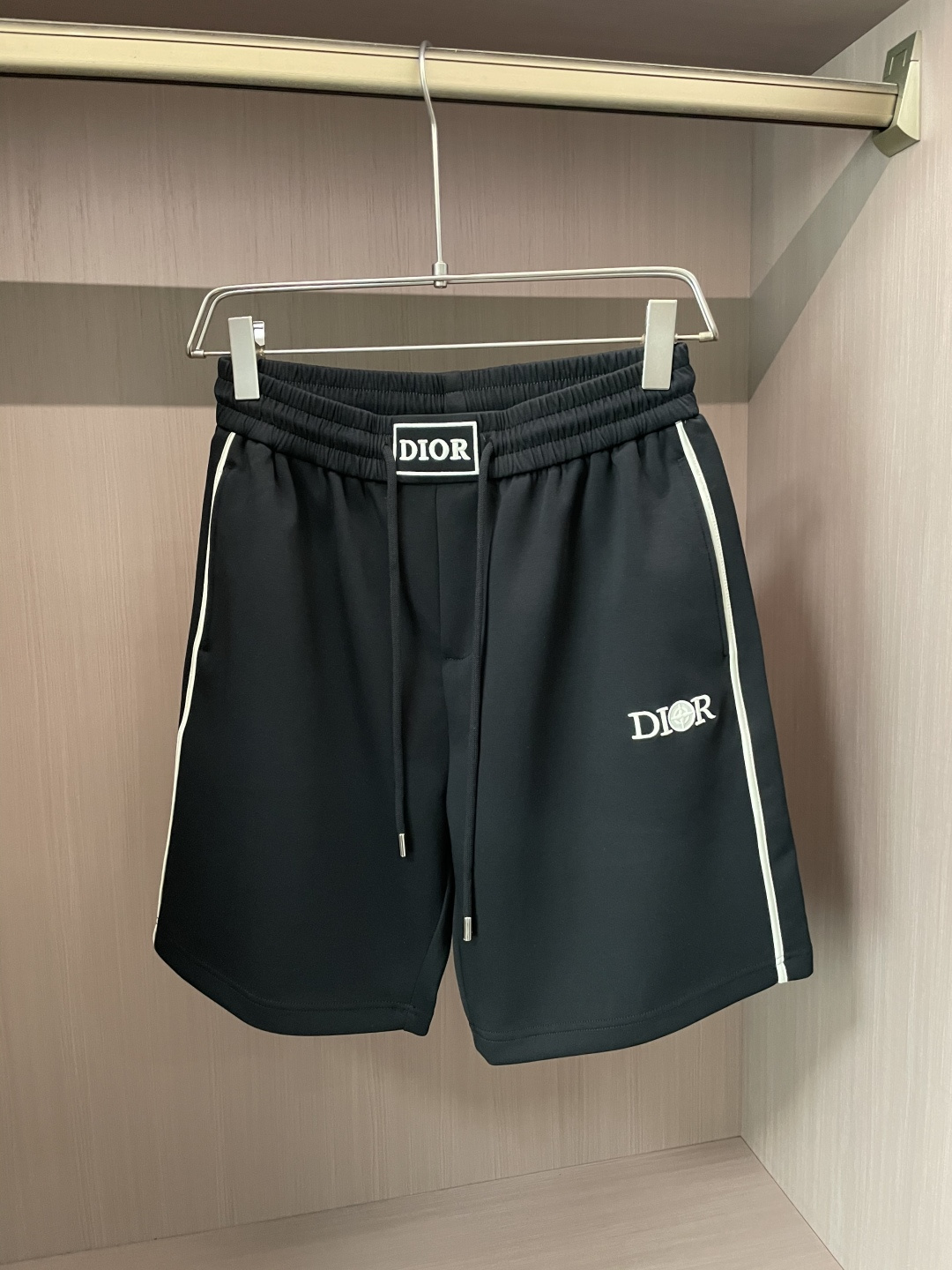 NO:483842,Dior 2025 summer shorts!  All-match elastic waist casual pinch pants!  Elastic waist, insert bags on both sides. The fabric is made of customer-supplied fixed-woven high-strength pure cotton material. The upper body is breathable, soft and skin-friendly, with a delicate feel. The waist is knitted elastic waist and drawstring. You don’t have to worry about the discomfort of being too loose or too tight on the upper body. Whether at home, going out or traveling, it is your best choice for summer!  Code number M-3XL, dior, shorts, alexander wang19860909Dior 2025夏季短裤！百搭松紧腰休闲五分裤！松紧腰 两侧插袋 面料采用客供定织高支纯棉料,上身透气,柔软亲肤,手感细腻、 腰部针织松紧腰加抽绳,上身不用担心过松过紧的不舒适感 ,无论居家,外出,旅游,都是您夏日的最佳选择！ 码数M-3XL,,dior,shorts,alexander wang,Men's clothing