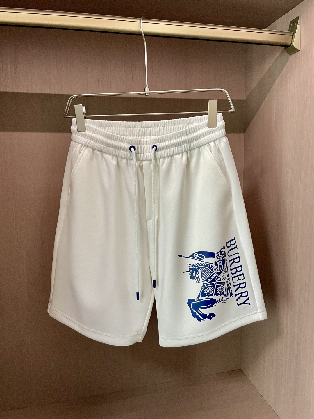 NO:481689,Bur 2025 Summer Shorts!  All-match elastic waist casual pinch pants!  Elastic waist, insert bags on both sides. The fabric is made of customer-supplied fixed-woven high-strength pure cotton material. The upper body is breathable, soft and skin-friendly, with a delicate feel. The waist is knitted elastic waist and drawstring. You don’t have to worry about the discomfort of being too loose or too tight on the upper body. Whether at home, going out or traveling, it is your best choice for summer!  Code number M-3XL, burberry, shorts, alexander wang19860909Bur 2025夏季短裤！百搭松紧腰休闲五分裤！松紧腰 两侧插袋 面料采用客供定织高支纯棉料,上身透气,柔软亲肤,手感细腻、 腰部针织松紧腰加抽绳,上身不用担心过松过紧的不舒适感 ,无论居家,外出,旅游,都是您夏日的最佳选择！ 码数M-3XL,,burberry,shorts,alexander wang,Men's clothing