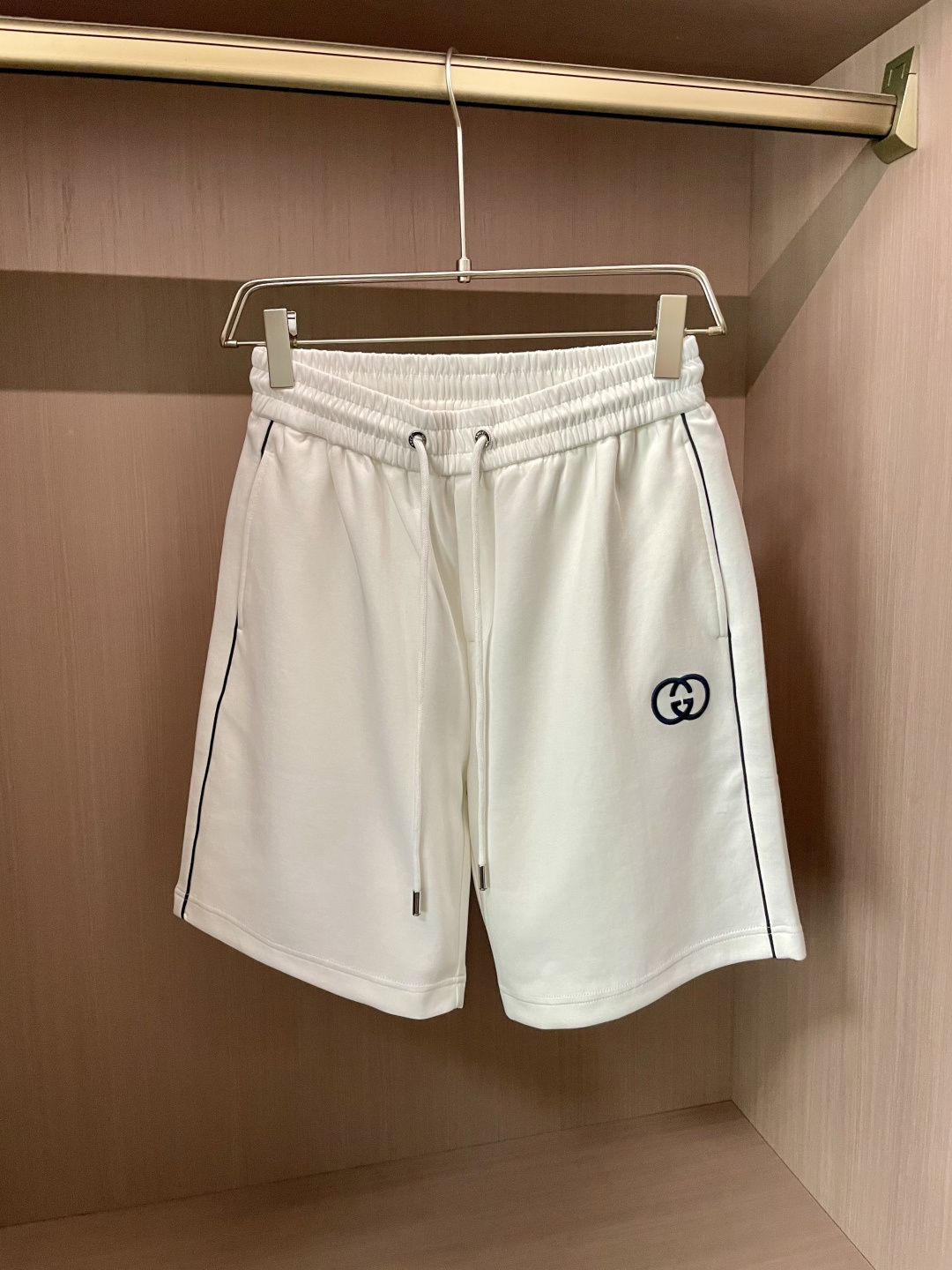 NO:481693,Gucc 2025 Summer Shorts!  All-match elastic waist casual pinch pants!  Elastic waist, insert bags on both sides. The fabric is made of customer-supplied fixed-woven high-strength pure cotton material. The upper body is breathable, soft and skin-friendly, with a delicate feel. The waist is knitted elastic waist and drawstring. You don’t have to worry about the discomfort of being too loose or too tight on the upper body. Whether at home, going out or traveling, it is your best choice for summer!  Code number M-3XL, gucci, shorts, alexander wang19860909Gucc 2025夏季短裤！百搭松紧腰休闲五分裤！松紧腰 两侧插袋 面料采用客供定织高支纯棉料,上身透气,柔软亲肤,手感细腻、 腰部针织松紧腰加抽绳,上身不用担心过松过紧的不舒适感 ,无论居家,外出,旅游,都是您夏日的最佳选择！ 码数M-3XL,,gucci,shorts,alexander wang,Men's clothing