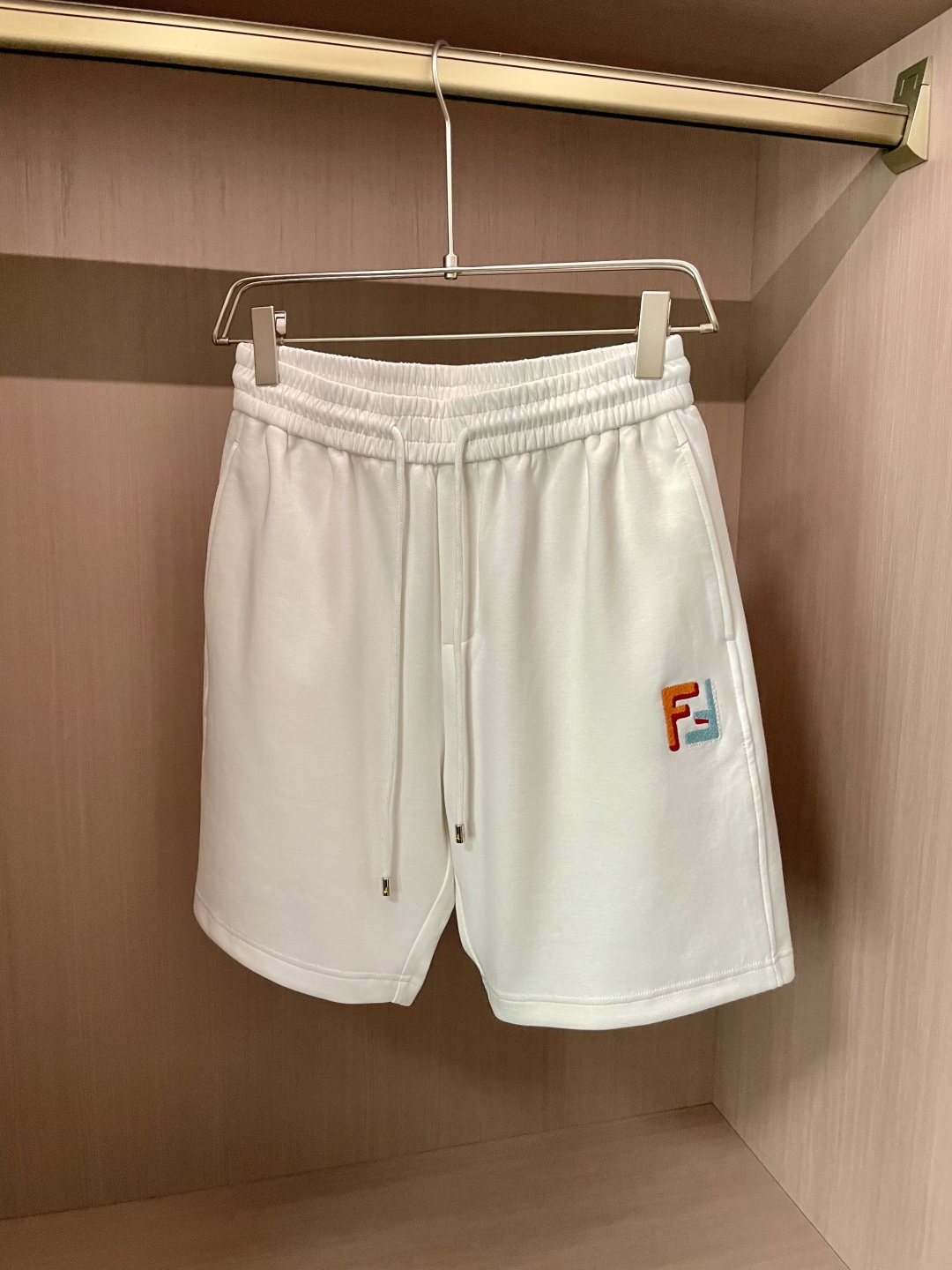 NO:481697,FD 2025 Summer Shorts!  All-match elastic waist casual pinch pants!  Elastic waist, insert bags on both sides. The fabric is made of customer-supplied fixed-woven high-strength pure cotton material. The upper body is breathable, soft and skin-friendly, with a delicate feel. The waist is knitted elastic waist and drawstring. You don’t have to worry about the discomfort of being too loose or too tight on the upper body. Whether at home, going out or traveling, it is your best choice for summer!  Code number M-3XL, shorts, alexander wang19860909FD 2025夏季短裤！百搭松紧腰休闲五分裤！松紧腰 两侧插袋 面料采用客供定织高支纯棉料,上身透气,柔软亲肤,手感细腻、 腰部针织松紧腰加抽绳,上身不用担心过松过紧的不舒适感 ,无论居家,外出,旅游,都是您夏日的最佳选择！ 码数M-3XL,,shorts,alexander wang,Men's clothing