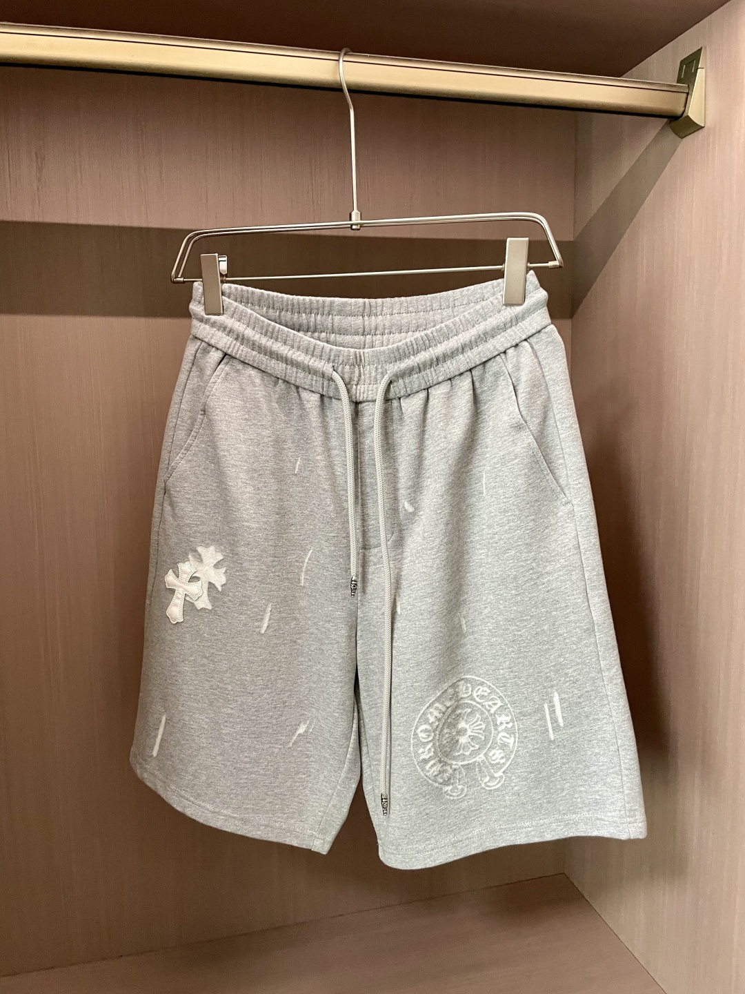 NO:481701,Crowxin 2025 summer shorts!  All-match elastic waist casual pinch pants!  Elastic waist, insert bags on both sides. The fabric is made of customer-supplied fixed-woven high-strength pure cotton material. The upper body is breathable, soft and skin-friendly, with a delicate feel. The waist is knitted elastic waist and drawstring. You don’t have to worry about the discomfort of being too loose or too tight on the upper body. Whether at home, going out or traveling, it is your best choice for summer!  Code number M-3XL, chrome hearts, shorts, alexander wang19860909克罗心 2025夏季短裤！百搭松紧腰休闲五分裤！松紧腰 两侧插袋 面料采用客供定织高支纯棉料,上身透气,柔软亲肤,手感细腻、 腰部针织松紧腰加抽绳,上身不用担心过松过紧的不舒适感 ,无论居家,外出,旅游,都是您夏日的最佳选择！ 码数M-3XL,,chrome hearts,shorts,alexander wang,Men's clothing