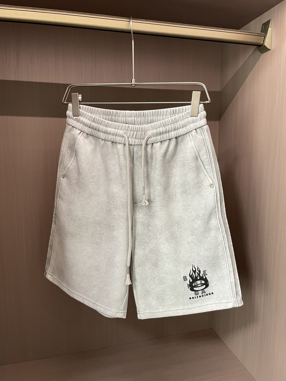 NO:481704,Balenciaga 2025 summer shorts!  All-match elastic waist casual pinch pants!  Elastic waist, insert bags on both sides. The fabric is made of customer-supplied fixed-woven high-strength pure cotton material. The upper body is breathable, soft and skin-friendly, with a delicate feel. The waist is knitted elastic waist and drawstring. You don’t have to worry about the discomfort of being too loose or too tight on the upper body. Whether at home, going out or traveling, it is your best choice for summer!  Code number M-3XL, balenciaga, shorts, alexander wang19860909巴黎世家 2025夏季短裤！百搭松紧腰休闲五分裤！松紧腰 两侧插袋 面料采用客供定织高支纯棉料,上身透气,柔软亲肤,手感细腻、 腰部针织松紧腰加抽绳,上身不用担心过松过紧的不舒适感 ,无论居家,外出,旅游,都是您夏日的最佳选择！ 码数M-3XL,,balenciaga,shorts,alexander wang,Men's clothing