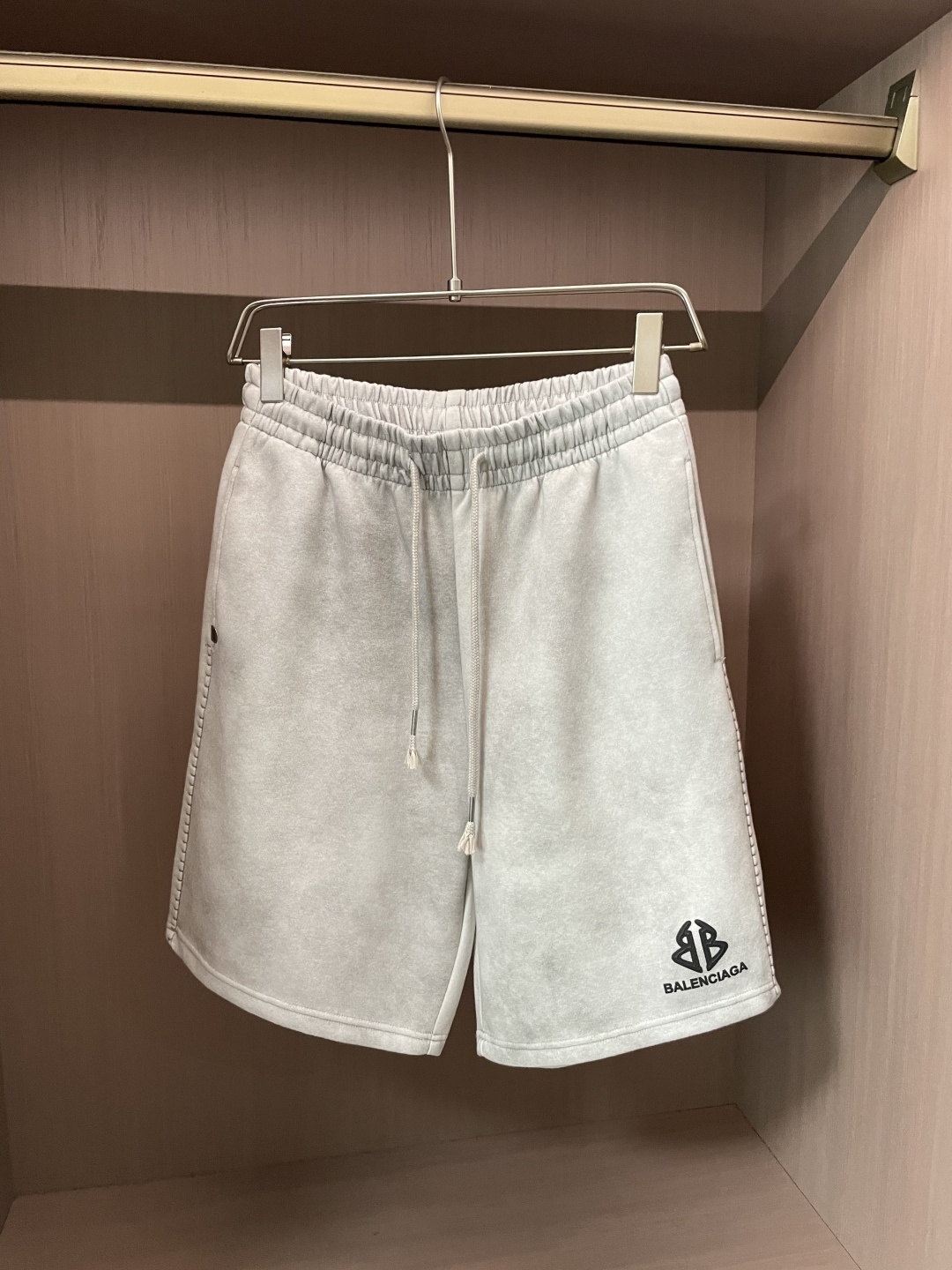 NO:481712,Balenciaga 2025 summer shorts!  All-match elastic waist casual pinch pants!  Elastic waist, insert bags on both sides. The fabric is made of customer-supplied fixed-woven high-strength pure cotton material. The upper body is breathable, soft and skin-friendly, with a delicate feel. The waist is knitted elastic waist and drawstring. You don’t have to worry about the discomfort of being too loose or too tight on the upper body. Whether at home, going out or traveling, it is your best choice for summer!  Code number M-3XL, balenciaga, shorts, alexander wang19860909巴黎世家 2025夏季短裤！百搭松紧腰休闲五分裤！松紧腰 两侧插袋 面料采用客供定织高支纯棉料,上身透气,柔软亲肤,手感细腻、 腰部针织松紧腰加抽绳,上身不用担心过松过紧的不舒适感 ,无论居家,外出,旅游,都是您夏日的最佳选择！ 码数M-3XL,,balenciaga,shorts,alexander wang,Men's clothing