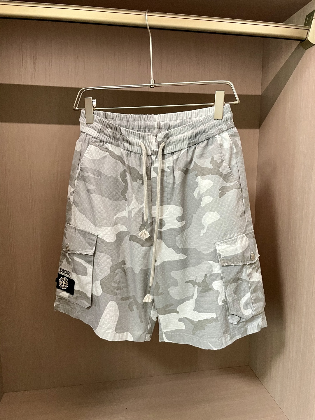 NO:481716,Dior 2025 summer shorts!  All-match elastic waist casual pinch pants!  Elastic waist, insert bags on both sides. The fabric is made of customer-supplied fixed-woven high-strength pure cotton material. The upper body is breathable, soft and skin-friendly, with a delicate feel. The waist is knitted elastic waist and drawstring. You don’t have to worry about the discomfort of being too loose or too tight on the upper body. Whether at home, going out or traveling, it is your best choice for summer!  Code number M-3XL, dior, shorts, alexander wang19860909Dior 2025夏季短裤！百搭松紧腰休闲五分裤！松紧腰 两侧插袋 面料采用客供定织高支纯棉料,上身透气,柔软亲肤,手感细腻、 腰部针织松紧腰加抽绳,上身不用担心过松过紧的不舒适感 ,无论居家,外出,旅游,都是您夏日的最佳选择！ 码数M-3XL,,dior,shorts,alexander wang,Men's clothing