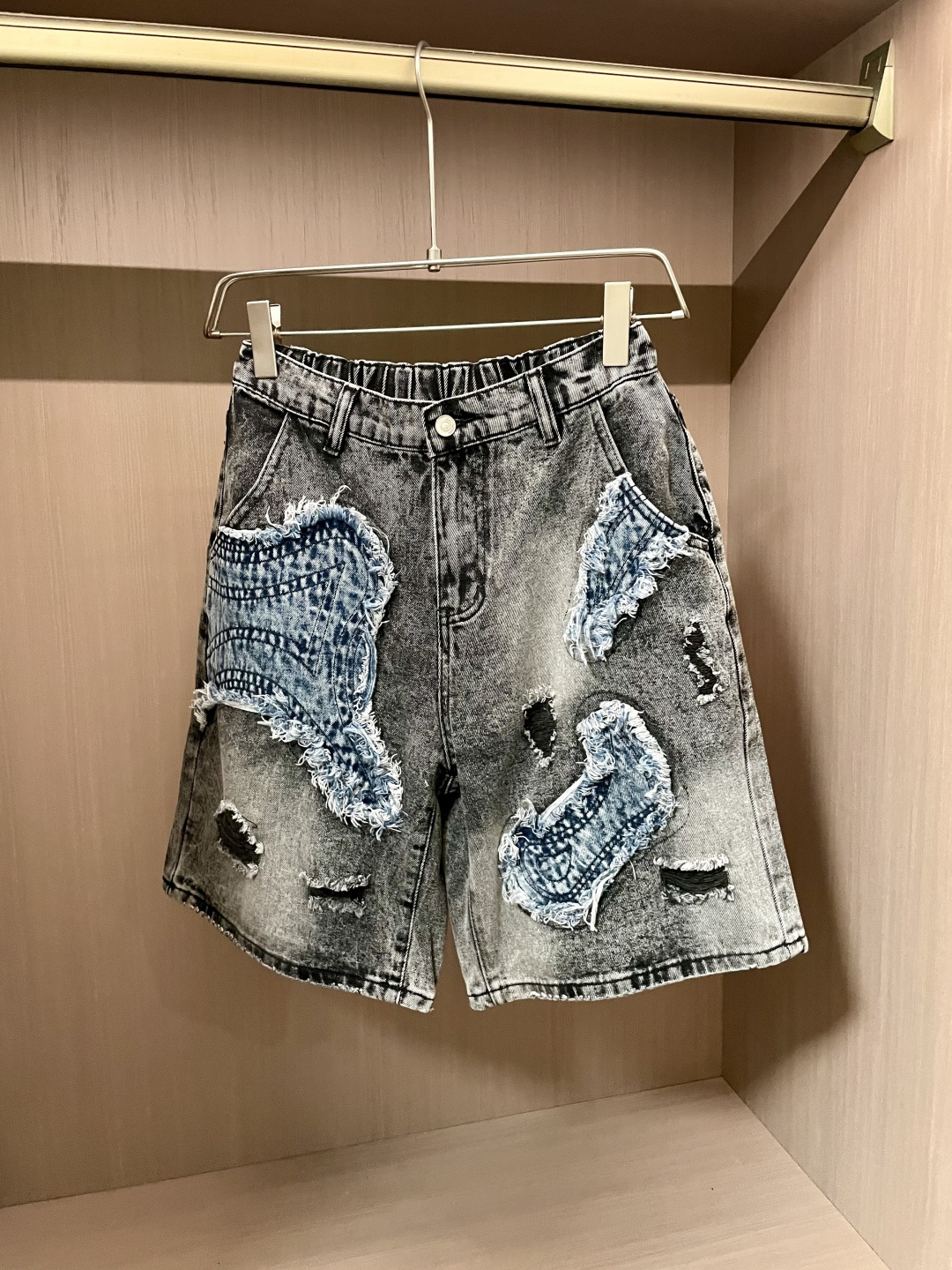 NO:507078,Givenchy SS Summer New Men's Casual Denim Shorts, High-end Version!  Customized fabrics for counters are breathable and comfortable, with impeccable details, and the brand element design concept reflects high quality. The feel is delicate and soft!  It is casually cut, with a great upper body style!  Size: M-XXXL, given, shorts, alexander wang19860909纪梵希 ss夏季新款男士休闲牛仔短裤,高端版本！专柜定制面料 透气舒适度高,细节无可挑剔,品牌元素设计理念,体现高品质.手感细腻柔软！呈现休闲裁剪,上身版型超赞！ 尺码:M-XXXL,,givenchy,shorts,alexander wang,Men's clothing