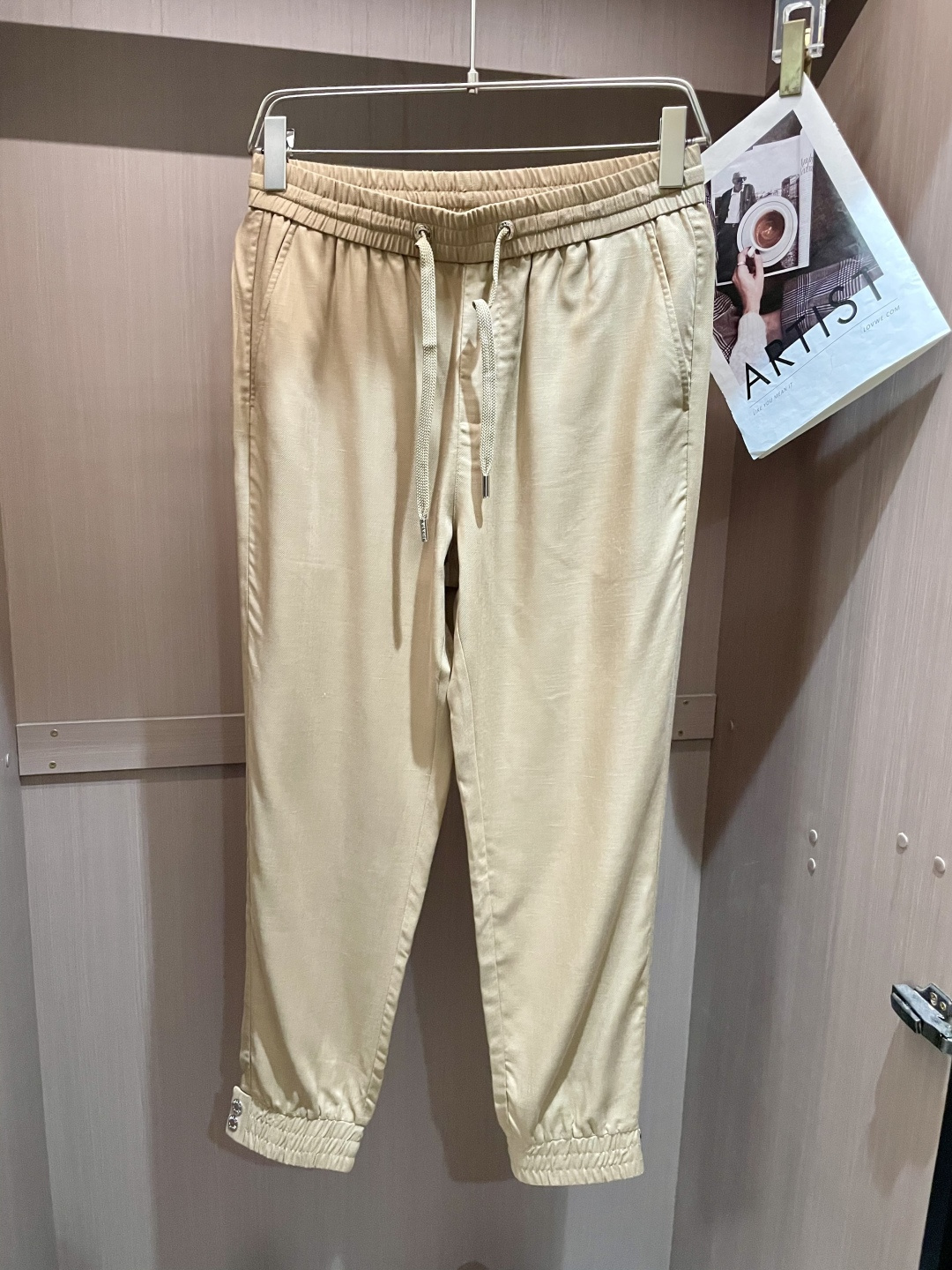 NO:160908,Prad Jogging Pants Size M-XXXL The blended jogging pants are particularly breathable and comfortable. They use a simple slim fit to make the leg lines look more slender, and are a classic item that fits modern casual wardrobe. The embellished belt contrasts the details of the details, the hardware is high-end, and it adds a more exquisite embellishment. The fabric is made of ultra-fine yarn, which combines breathable characteristics, light texture and wrinkle resistance, making it an ideal choice for lively travel. This series of clothing is naturally absorbing moisture and comfortable to wear, without fear of climate change, and can be worn all seasons. 3,, prada, alexander wang19860909Prad 慢跑休闲裤 码数M-XXXL 这款混纺慢跑裤的质感格外透气舒适.采用简约修身版型,令腿部线条更显修长,是契合现代休闲衣橱的经典单品.缀饰腰带撞色细节,五金高级,更添精致点缀. 面料选用超细纱线制成,兼具透气特质、轻盈质感与抗皱性能,是活力出行的理想之选.本系列服饰自然吸湿且穿着舒适,无惧气候变化,四季皆可穿着.3,,prada,alexander wang,Men's clothing