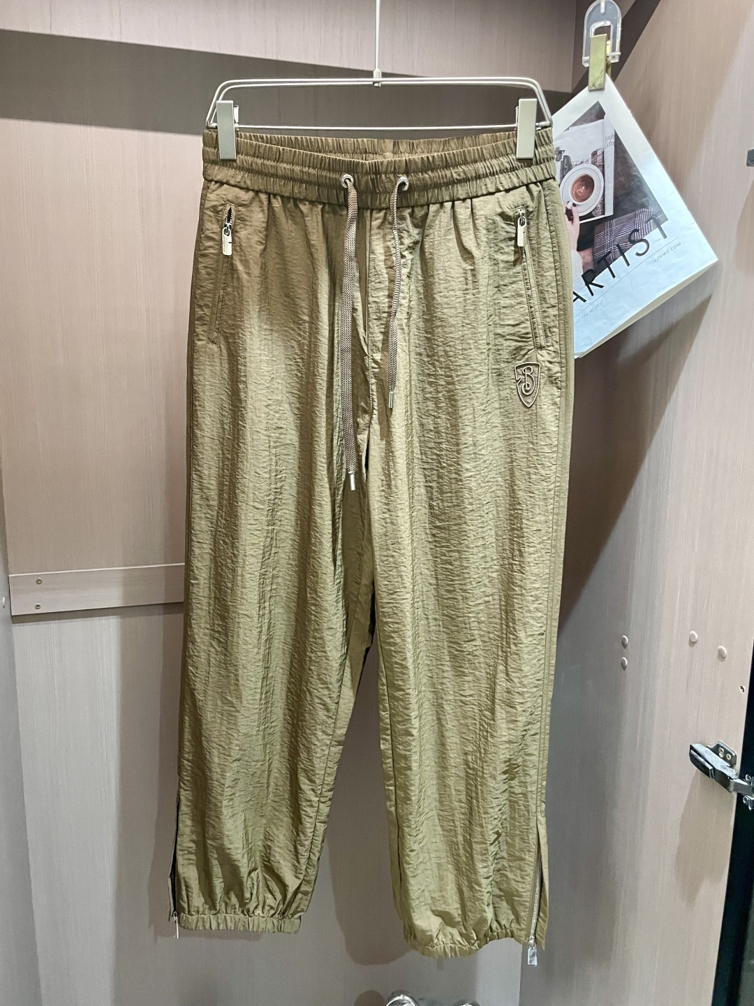 NO:160911,Bur Jogging casual pants Size M-XXXL The blended jogging pants are particularly breathable and comfortable. They use a simple slim fit to make the leg lines look longer. They are a classic item that fits modern casual wardrobe. The embellished belt contrasts the details of the details of the hardware, and adds a more exquisite embellishment. The fabric is made of ultra-fine yarn, which combines breathable characteristics, light texture and wrinkle resistance, making it an ideal choice for lively travel. This series of clothing is naturally absorbing moisture and comfortable to wear, without fear of climate change, and can be worn all seasons. 3, , burberry, alexander wang19860909Bur 慢跑休闲裤 码数M-XXXL 这款混纺慢跑裤的质感格外透气舒适.采用简约修身版型,令腿部线条更显修长,是契合现代休闲衣橱的经典单品.缀饰腰带撞色细节,五金高级,更添精致点缀. 面料选用超细纱线制成,兼具透气特质、轻盈质感与抗皱性能,是活力出行的理想之选.本系列服饰自然吸湿且穿着舒适,无惧气候变化,四季皆可穿着.3,,burberry,alexander wang,Men's clothing