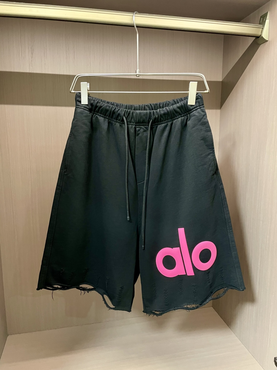 NO:160914,alo 2025 spring and summer new shorts are full of lazy and fashionable atmosphere. The loose style, paired with a drawstring design, is casual and free, giving the body a free and unrestrained stretching space. The iconic brand letters on the side are simple but eye-catching, showing a unique style. The natural ripped edges at the edges are like brushstrokes that are picked out casually, inadvertently outlining the lazy charm. A versatile single item!  Summer must-have size m-xxl, shorts, alexander wang19860909alo 2025春夏新品短裤,满溢慵懒时尚气息.宽松的版型,搭配抽绳设计,随性自在,给予身体无拘无束的舒展空间.侧边标志性的品牌字母,简约却吸睛,彰显独特风格.边缘处自然的破洞毛边,如信手拈来的笔触,不经意间勾勒出慵懒韵味.百搭单品！夏日必备款 尺码m-xxl,,shorts,alexander wang,Men's clothing