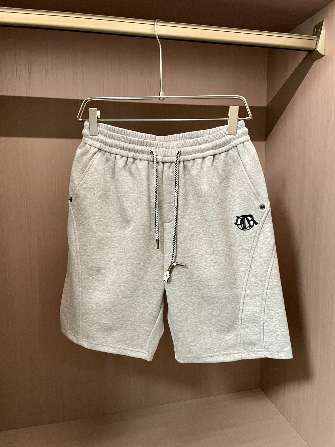 NO:160917,Dior 2025 summer shorts!  All-match elastic waist casual pinch pants!  Elastic waist, insert bags on both sides. The fabric is made of customer-supplied fixed-woven high-strength pure cotton material. The upper body is breathable, soft and skin-friendly, with a delicate feel. The waist is knitted elastic waist and drawstring. You don’t have to worry about the discomfort of being too loose or too tight on the upper body. Whether at home, going out or traveling, it is your best choice for summer!  Number of codes 29-36, dior, shorts, alexander wang19860909Dior 2025夏季短裤！百搭松紧腰休闲五分裤！松紧腰 两侧插袋 面料采用客供定织高支纯棉料,上身透气,柔软亲肤,手感细腻、 腰部针织松紧腰加抽绳,上身不用担心过松过紧的不舒适感 ,无论居家,外出,旅游,都是您夏日的最佳选择！ 码数29-36,,dior,shorts,alexander wang,Men's clothing