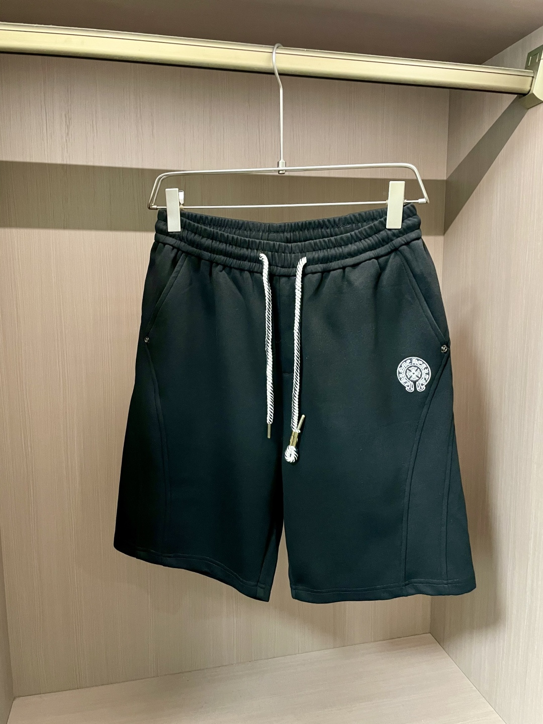 NO:160920,Crowe 2025 summer shorts!  All-match elastic waist casual pinch pants!  Elastic waist, insert bags on both sides. The fabric is made of customer-supplied fixed-woven high-strength pure cotton material. The upper body is breathable, soft and skin-friendly, with a delicate feel. The waist is knitted elastic waist and drawstring. You don’t have to worry about the discomfort of being too loose or too tight on the upper body. Whether at home, going out or traveling, it is your best choice for summer!  Number of codes 29-36, Chrome hearts, shorts, alexander wang19860909克罗 2025夏季短裤！百搭松紧腰休闲五分裤！松紧腰 两侧插袋 面料采用客供定织高支纯棉料,上身透气,柔软亲肤,手感细腻、 腰部针织松紧腰加抽绳,上身不用担心过松过紧的不舒适感 ,无论居家,外出,旅游,都是您夏日的最佳选择！ 码数29-36,,chrome hearts,shorts,alexander wang,Men's clothing