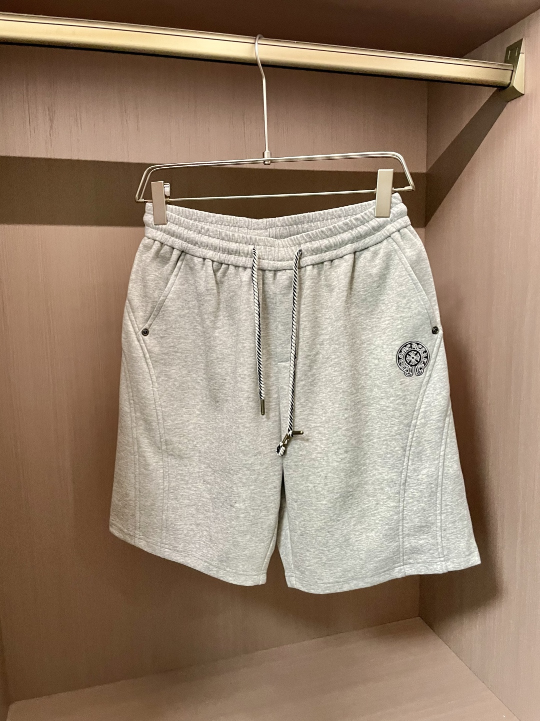 NO:160895,Crowxin 2025 summer shorts!  All-match elastic waist casual pinch pants!  Elastic waist, insert bags on both sides. The fabric is made of customer-supplied fixed-woven high-strength pure cotton material. The upper body is breathable, soft and skin-friendly, with a delicate feel. The waist is knitted elastic waist and drawstring. You don’t have to worry about the discomfort of being too loose or too tight on the upper body. Whether at home, going out or traveling, it is your best choice for summer!  Number of codes 29-36, Chrome hearts, shorts, alexander wang19860909克罗心 2025夏季短裤！百搭松紧腰休闲五分裤！松紧腰 两侧插袋 面料采用客供定织高支纯棉料,上身透气,柔软亲肤,手感细腻、 腰部针织松紧腰加抽绳,上身不用担心过松过紧的不舒适感 ,无论居家,外出,旅游,都是您夏日的最佳选择！ 码数29-36,,chrome hearts,shorts,alexander wang,Men's clothing