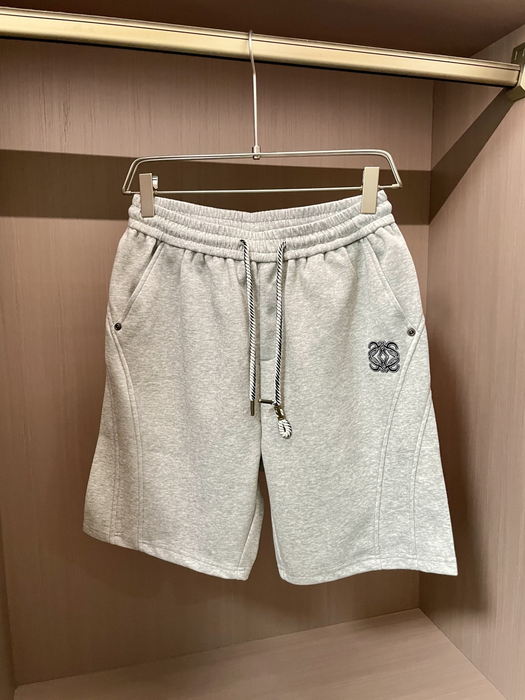 NO:160898,Loewe 2025 summer shorts!  All-match elastic waist casual pinch pants!  Elastic waist, insert bags on both sides. The fabric is made of customer-supplied fixed-woven high-strength pure cotton material. The upper body is breathable, soft and skin-friendly, with a delicate feel. The waist is knitted elastic waist and drawstring. You don’t have to worry about the discomfort of being too loose or too tight on the upper body. Whether at home, going out or traveling, it is your best choice for summer!  Count 29-36, loewe, shorts, alexander wang19860909Loewe 2025夏季短裤！百搭松紧腰休闲五分裤！松紧腰 两侧插袋 面料采用客供定织高支纯棉料,上身透气,柔软亲肤,手感细腻、 腰部针织松紧腰加抽绳,上身不用担心过松过紧的不舒适感 ,无论居家,外出,旅游,都是您夏日的最佳选择！ 码数29-36,,loewe,shorts,alexander wang,Men's clothing