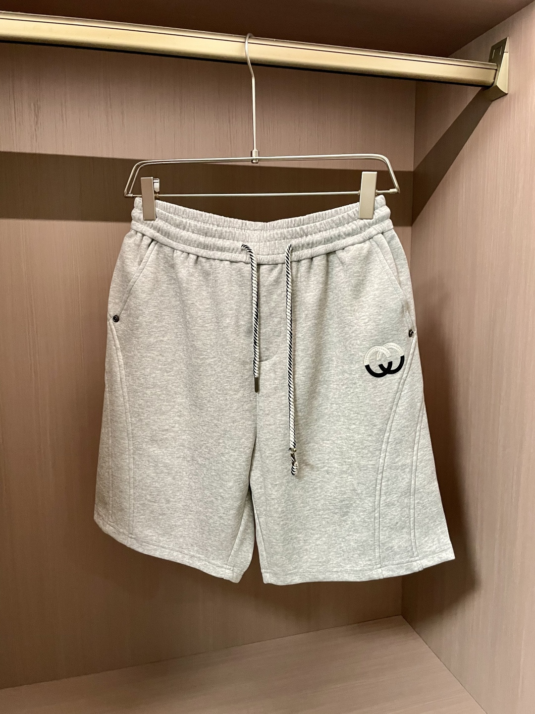 NO:160901,Gucc 2025 Summer Shorts!  All-match elastic waist casual pinch pants!  Elastic waist, insert bags on both sides. The fabric is made of customer-supplied fixed-woven high-strength pure cotton material. The upper body is breathable, soft and skin-friendly, with a delicate feel. The waist is knitted elastic waist and drawstring. You don’t have to worry about the discomfort of being too loose or too tight on the upper body. Whether at home, going out or traveling, it is your best choice for summer!  Number of codes 29-36, gucci, shorts, alexander wang19860909Gucc 2025夏季短裤！百搭松紧腰休闲五分裤！松紧腰 两侧插袋 面料采用客供定织高支纯棉料,上身透气,柔软亲肤,手感细腻、 腰部针织松紧腰加抽绳,上身不用担心过松过紧的不舒适感 ,无论居家,外出,旅游,都是您夏日的最佳选择！ 码数29-36,,gucci,shorts,alexander wang,Men's clothing