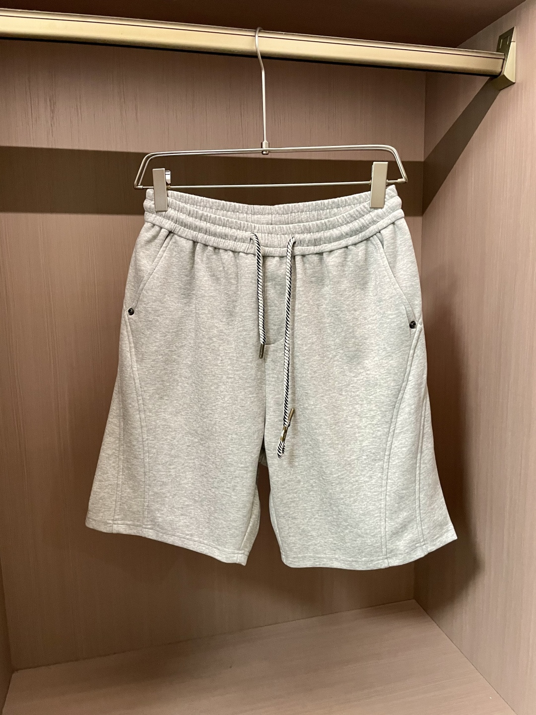 NO:160904,Balenciaga 2025 summer shorts!  All-match elastic waist casual pinch pants!  Elastic waist, insert bags on both sides. The fabric is made of customer-supplied fixed-woven high-strength pure cotton material. The upper body is breathable, soft and skin-friendly, with a delicate feel. The waist is knitted elastic waist and drawstring. You don’t have to worry about the discomfort of being too loose or too tight on the upper body. Whether at home, going out or traveling, it is your best choice for summer!  Count 29-36, balenciaga, shorts, alexander wang19860909巴黎世家 2025夏季短裤！百搭松紧腰休闲五分裤！松紧腰 两侧插袋 面料采用客供定织高支纯棉料,上身透气,柔软亲肤,手感细腻、 腰部针织松紧腰加抽绳,上身不用担心过松过紧的不舒适感 ,无论居家,外出,旅游,都是您夏日的最佳选择！ 码数29-36,,balenciaga,shorts,alexander wang,Men's clothing