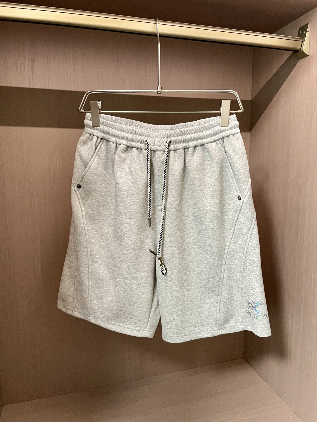 NO:160907,Archaeopteryx 2025 summer shorts!  All-match elastic waist casual pinch pants!  Elastic waist, insert bags on both sides. The fabric is made of customer-supplied fixed-woven high-strength pure cotton material. The upper body is breathable, soft and skin-friendly, with a delicate feel. The waist is knitted elastic waist and drawstring. You don’t have to worry about the discomfort of being too loose or too tight on the upper body. Whether at home, going out or traveling, it is your best choice for summer!  Count 29-36, arc'teryx, shorts, alexander wang19860909始祖鸟 2025夏季短裤！百搭松紧腰休闲五分裤！松紧腰 两侧插袋 面料采用客供定织高支纯棉料,上身透气,柔软亲肤,手感细腻、 腰部针织松紧腰加抽绳,上身不用担心过松过紧的不舒适感 ,无论居家,外出,旅游,都是您夏日的最佳选择！ 码数29-36,arc'teryx,shorts,alexander wang,Men's clothing