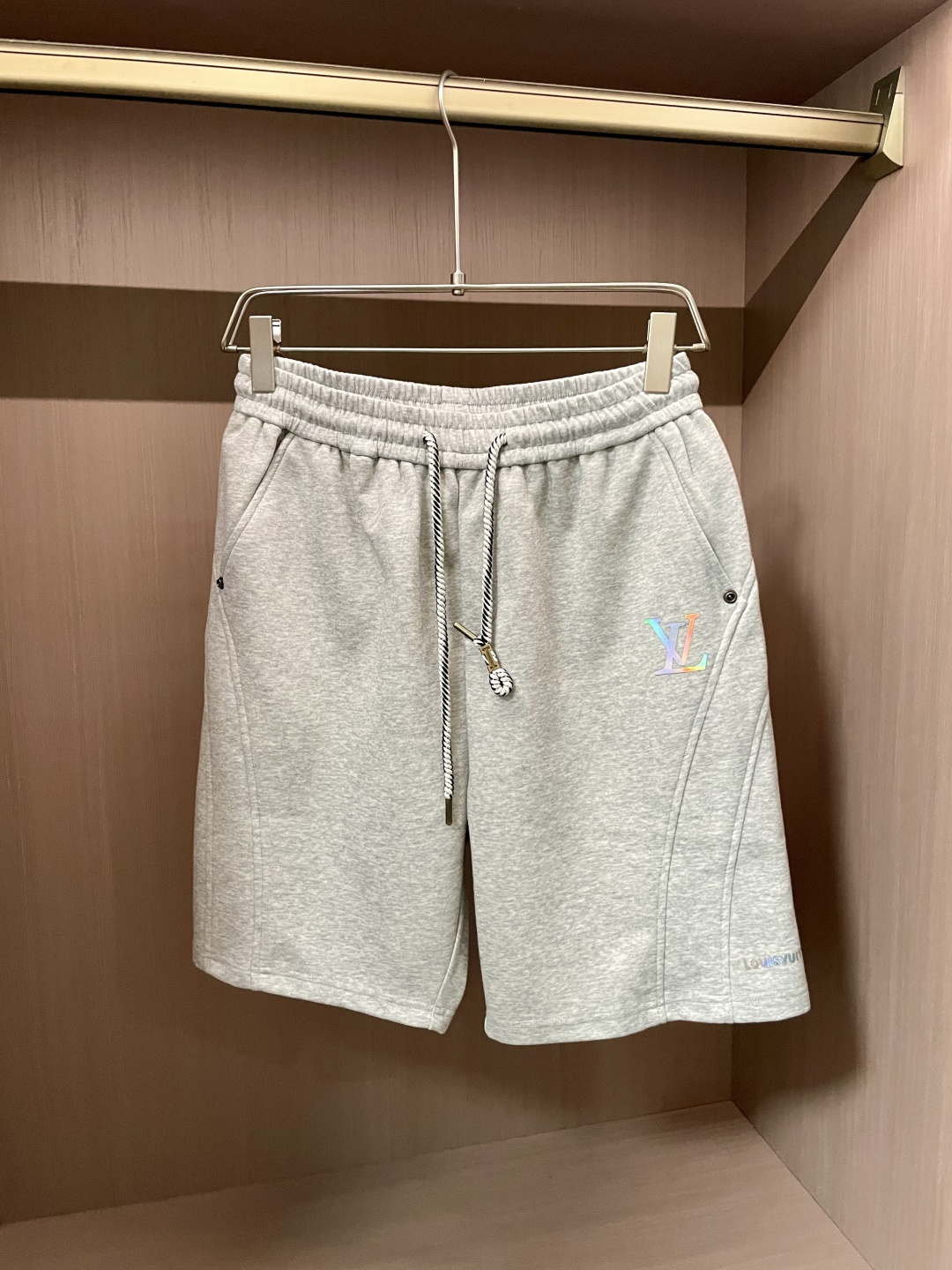 NO:160910,Lv 2025 summer shorts!  All-match elastic waist casual pinch pants!  Elastic waist, insert bags on both sides. The fabric is made of customer-supplied fixed-woven high-strength pure cotton material. The upper body is breathable, soft and skin-friendly, with a delicate feel. The waist is knitted elastic waist and drawstring. You don’t have to worry about the discomfort of being too loose or too tight on the upper body. Whether at home, going out or traveling, it is your best choice for summer!  Count 29-36, louis vuitton, shorts, alexander wang19860909Lv 2025夏季短裤！百搭松紧腰休闲五分裤！松紧腰 两侧插袋 面料采用客供定织高支纯棉料,上身透气,柔软亲肤,手感细腻、 腰部针织松紧腰加抽绳,上身不用担心过松过紧的不舒适感 ,无论居家,外出,旅游,都是您夏日的最佳选择！ 码数29-36,,louis vuitton,shorts,alexander wang,Men's clothing