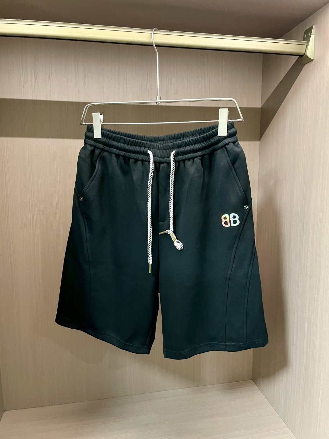 NO:160913,Balenciaga 2025 summer shorts!  All-match elastic waist casual pinch pants!  Elastic waist, insert bags on both sides. The fabric is made of customer-supplied fixed-woven high-strength pure cotton material. The upper body is breathable, soft and skin-friendly, with a delicate feel. The waist is knitted elastic waist and drawstring. You don’t have to worry about the discomfort of being too loose or too tight on the upper body. Whether at home, going out or traveling, it is your best choice for summer!  Count 29-36, balenciaga, shorts, alexander wang19860909巴黎世家 2025夏季短裤！百搭松紧腰休闲五分裤！松紧腰 两侧插袋 面料采用客供定织高支纯棉料,上身透气,柔软亲肤,手感细腻、 腰部针织松紧腰加抽绳,上身不用担心过松过紧的不舒适感 ,无论居家,外出,旅游,都是您夏日的最佳选择！ 码数29-36,,balenciaga,shorts,alexander wang,Men's clothing