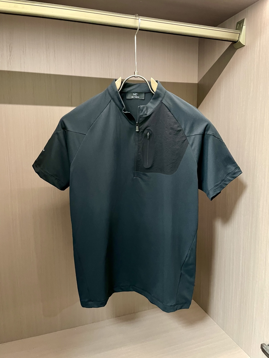 NO:160916,Bird Home Summer Casual Ice-Sensory Quick-Drying Markless Short-Sleeve T-shirt for Men. The fabric is made of 81 nylon and 19 spandex, which feels soft and delicate and skin-friendly. It feels refreshing in summer. The classic zipper pocket design on the chest does not look monotonous and full of high-end feeling!  Necessary business T-shirts with no color difference and no deformation. The hot-selling and out-of-stock king in counter stores. Good goods that are hard to buy with money. Exclusive color matching. Exclusive fabrics. Classic logo prints on chest that are not deformed, no faded, no pilling. They cannot be washed off. Many cumbersome craftsmanship brings extraordinary upper body effect, many small details, and non-complex styles. They are loved by many fashion experts. The design is very thoughtful. Slim fit style, three-dimensional cut, versatile and hot style. Short-sleeved, must-have for men in summer!  Size m-xxxxl, jil sander, T-shirt,tees, t-shirt,alexander wang19860909鸟家 夏季休闲男士冰感速干无痕短袖T恤 面料采用81锦纶和19氨纶,手感柔软细腻亲肤,夏天穿上冰爽的感觉,胸前经典拉链口袋设计不显单调,高级感满满！领口无色差不变形商务T恤必备 专柜门店热销断货王 有钱难买的好货 独家配色独家面料 不变形不掉色不起球胸前经典logo印花, 水洗不脱落.多道繁琐工艺,带来非凡上身效果,众多小细节,并不复杂的风格,受到众多时尚达人喜欢,设计的很有想法.修身版型立体裁剪 百搭爆款 男士夏季必备的短袖！ 尺码m-xxxxl,,jil sander,T-shirt,tees，t-shirt,alexander wang,Men's clothing