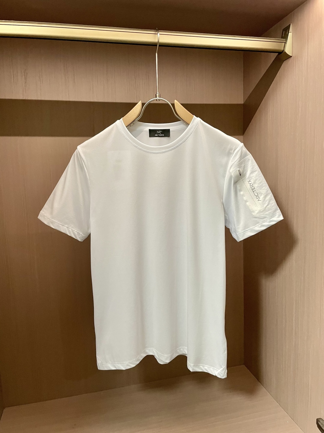 NO:160919,Bird Home Summer Casual Men's Ice-Sensory Quick-Drying Markless Short-Sleeved T-shirt The fabric is made of 81 nylon and 19 spandex, which feels soft and delicate and skin-friendly. It feels refreshing in summer. The classic zipper pocket design of the sleeves does not look monotonous and full of high-end feeling!  Necessary business T-shirts with no color difference and no deformation. The hot-selling and out-of-stock king in counter stores. Good goods that are hard to buy with money. Exclusive color matching. Exclusive fabrics. Classic logo prints on chest that are not deformed, no faded, no pilling. They cannot be washed off. Many cumbersome craftsmanship brings extraordinary upper body effect, many small details, and non-complex styles. They are loved by many fashion experts. The design is very thoughtful. Slim fit style, three-dimensional cut, versatile and hot style. Short-sleeved, must-have for men in summer!  Size m-xxxxl, jil sander, T-shirt,tees, t-shirt,alexander wang19860909鸟家 夏季休闲男士冰感速干无痕短袖T恤 面料采用81锦纶和19氨纶,手感柔软细腻亲肤,夏天穿上冰爽的感觉,袖子经典拉链口袋设计不显单调,高级感满满！领口无色差不变形商务T恤必备 专柜门店热销断货王 有钱难买的好货 独家配色独家面料 不变形不掉色不起球胸前经典logo印花, 水洗不脱落.多道繁琐工艺,带来非凡上身效果,众多小细节,并不复杂的风格,受到众多时尚达人喜欢,设计的很有想法.修身版型立体裁剪 百搭爆款 男士夏季必备的短袖！ 尺码m-xxxxl,,jil sander,T-shirt,tees，t-shirt,alexander wang,Men's clothing