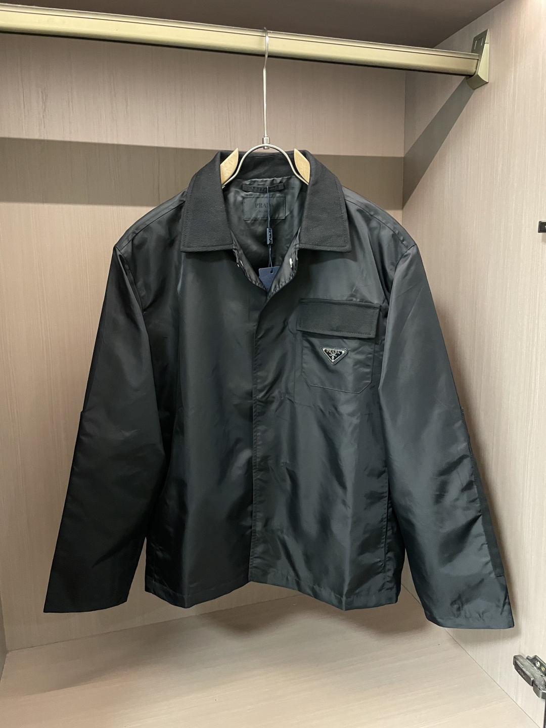 NO:160922,Prada counter black jacket. It adopts a simple lapel design, neat and stylish, and the classic triangle logo on the chest is low-key and luxurious, showing the brand identity. The clothes are made of crisp, have a certain luster and high-quality texture. The multi-pocket design combines practicality and fashion sense, and can be easily matched with jeans, casual pants, etc. It is suitable for a variety of occasions, whether it is daily travel or urban commuting, it can show the wearer's elegant taste and fashion attitude. Sizes s-xl,,prada,prada,jeans,jackets & coats,alexander wang19860909普拉达（Prada）专柜款黑色夹克.其采用简约的翻领设计,利落有型,胸前经典的三角徽标低调奢华,彰显品牌身份.衣服材质挺括,具有一定光泽感,质感上乘.多口袋设计兼具实用性与时尚感,可轻松搭配牛仔裤、休闲裤等,适用于多种场合,无论是日常出行还是都市通勤,都能展现穿着者的优雅品味与时尚态度. 尺码s-xl,,prada,prada,jeans,jackets & coats,alexander wang,Men's clothing