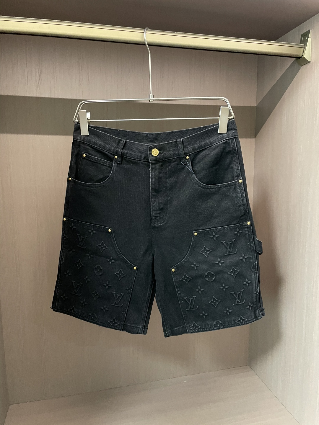 NO:160897,Lv counter new jeans shorts 1:1 created. Friends who know the goods quickly buy it. There are not many good products. Size 30 32 34 36,,louis vuitton, shorts,alexander wang19860909Lv 专柜新品牛仔短裤 1:1打造 懂货的朋友赶紧入手,好货不多的 尺码30 32 34 36,,louis vuitton,shorts,alexander wang,Men's clothing
