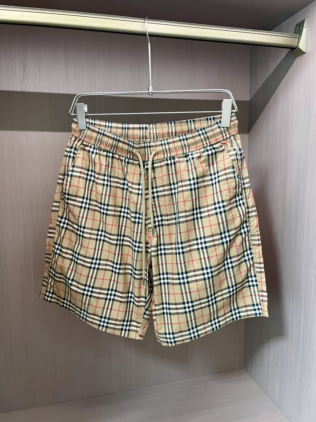 NO:160900,Bur 2025 Summer Shorts!  All-match elastic waist casual pinch pants!  Elastic waist, insert bags on both sides. The fabric is made of customer-supplied fixed-woven high-strength pure cotton material. The upper body is breathable, soft and skin-friendly, with a delicate feel. The waist is knitted elastic waist and drawstring. You don’t have to worry about the discomfort of being too loose or too tight on the upper body. Whether at home, going out or traveling, it is your best choice for summer!  Code number M-3XL, burberry, shorts, alexander wang19860909Bur 2025夏季短裤！百搭松紧腰休闲五分裤！松紧腰 两侧插袋 面料采用客供定织高支纯棉料,上身透气,柔软亲肤,手感细腻、 腰部针织松紧腰加抽绳,上身不用担心过松过紧的不舒适感 ,无论居家,外出,旅游,都是您夏日的最佳选择！ 码数M-3XL,,burberry,shorts,alexander wang,Men's clothing