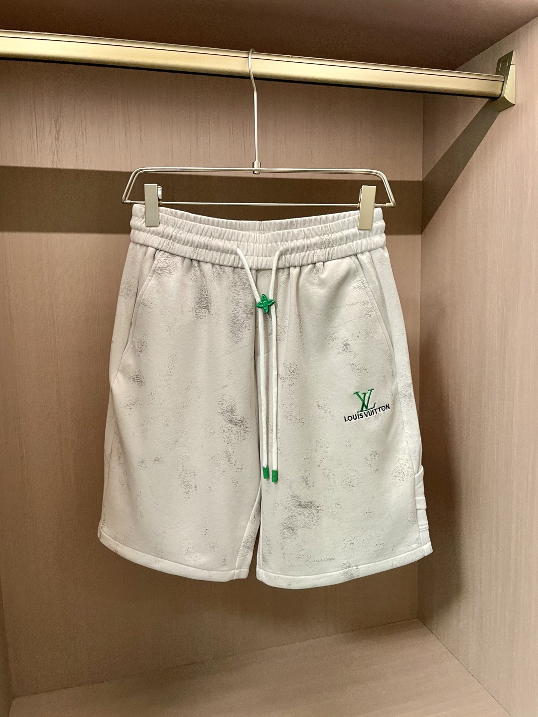 NO:160906,Lv 2025 summer shorts!  All-match elastic waist casual pinch pants!  Elastic waist, insert bags on both sides. The fabric is made of customer-supplied fixed-woven high-strength pure cotton material. The upper body is breathable, soft and skin-friendly, with a delicate feel. The waist is knitted elastic waist and drawstring. You don’t have to worry about the discomfort of being too loose or too tight on the upper body. Whether at home, going out or traveling, it is your best choice for summer!  Code number M-3XL, louis vuitton, shorts, alexander wang19860909Lv 2025夏季短裤！百搭松紧腰休闲五分裤！松紧腰 两侧插袋 面料采用客供定织高支纯棉料,上身透气,柔软亲肤,手感细腻、 腰部针织松紧腰加抽绳,上身不用担心过松过紧的不舒适感 ,无论居家,外出,旅游,都是您夏日的最佳选择！ 码数M-3XL,,louis vuitton,shorts,alexander wang,Men's clothing