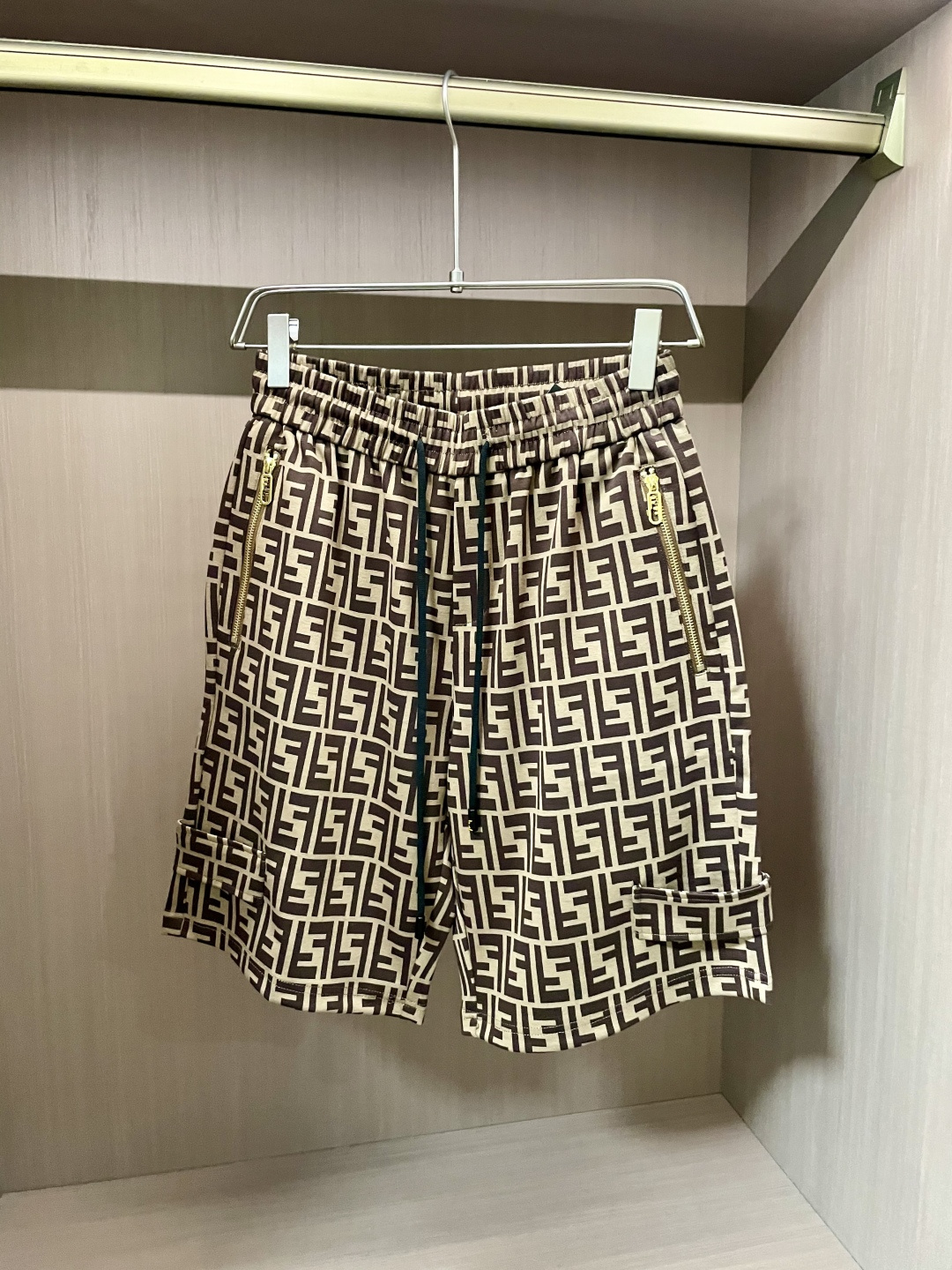 NO:160909,FD 2025 Summer Shorts!  All-match elastic waist casual pinch pants!  Elastic waist, insert bags on both sides. The fabric is made of customer-supplied fixed-woven high-strength pure cotton material. The upper body is breathable, soft and skin-friendly, with a delicate feel. The waist is knitted elastic waist and drawstring. You don’t have to worry about the discomfort of being too loose or too tight on the upper body. Whether at home, going out or traveling, it is your best choice for summer!  Code number M-3XL, shorts, alexander wang19860909FD 2025夏季短裤！百搭松紧腰休闲五分裤！松紧腰 两侧插袋 面料采用客供定织高支纯棉料,上身透气,柔软亲肤,手感细腻、 腰部针织松紧腰加抽绳,上身不用担心过松过紧的不舒适感 ,无论居家,外出,旅游,都是您夏日的最佳选择！ 码数M-3XL,,shorts,alexander wang,Men's clothing