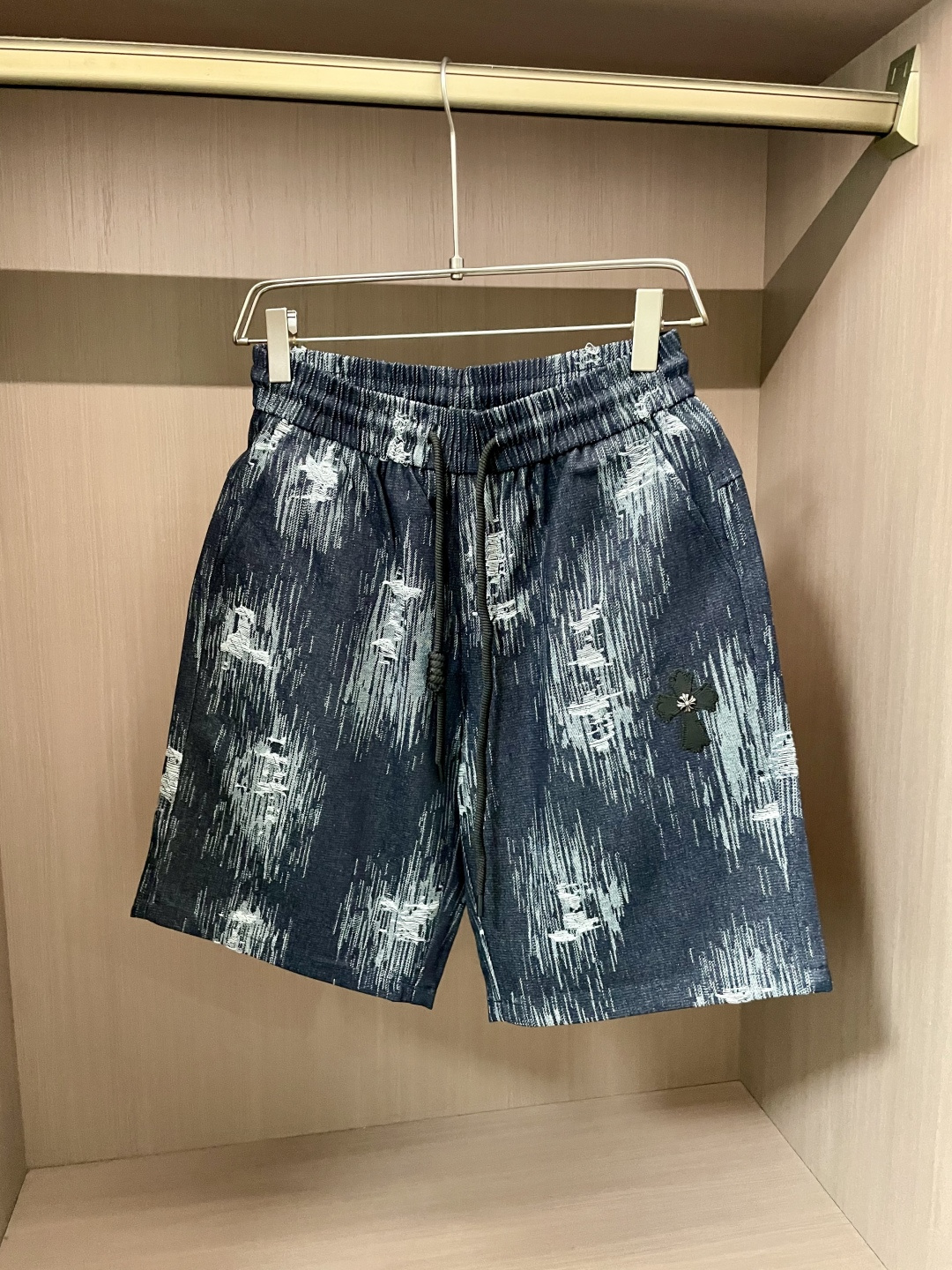 NO:160912,Croxin 2025ss summer new men's casual denim shorts, high-end version!  Customized fabrics for counters are breathable and comfortable, with impeccable details, and the brand element design concept reflects high quality. The feel is delicate and soft!  It is casually cut, with a great upper body style!  Size: M-XXXL, chrome hearts, shorts, alexander wang19860909克罗心 2025ss夏季新款男士休闲牛仔短裤,高端版本！专柜定制面料 透气舒适度高,细节无可挑剔,品牌元素设计理念,体现高品质.手感细腻柔软！呈现休闲裁剪,上身版型超赞！ 尺码:M-XXXL,,chrome hearts,shorts,alexander wang,Men's clothing