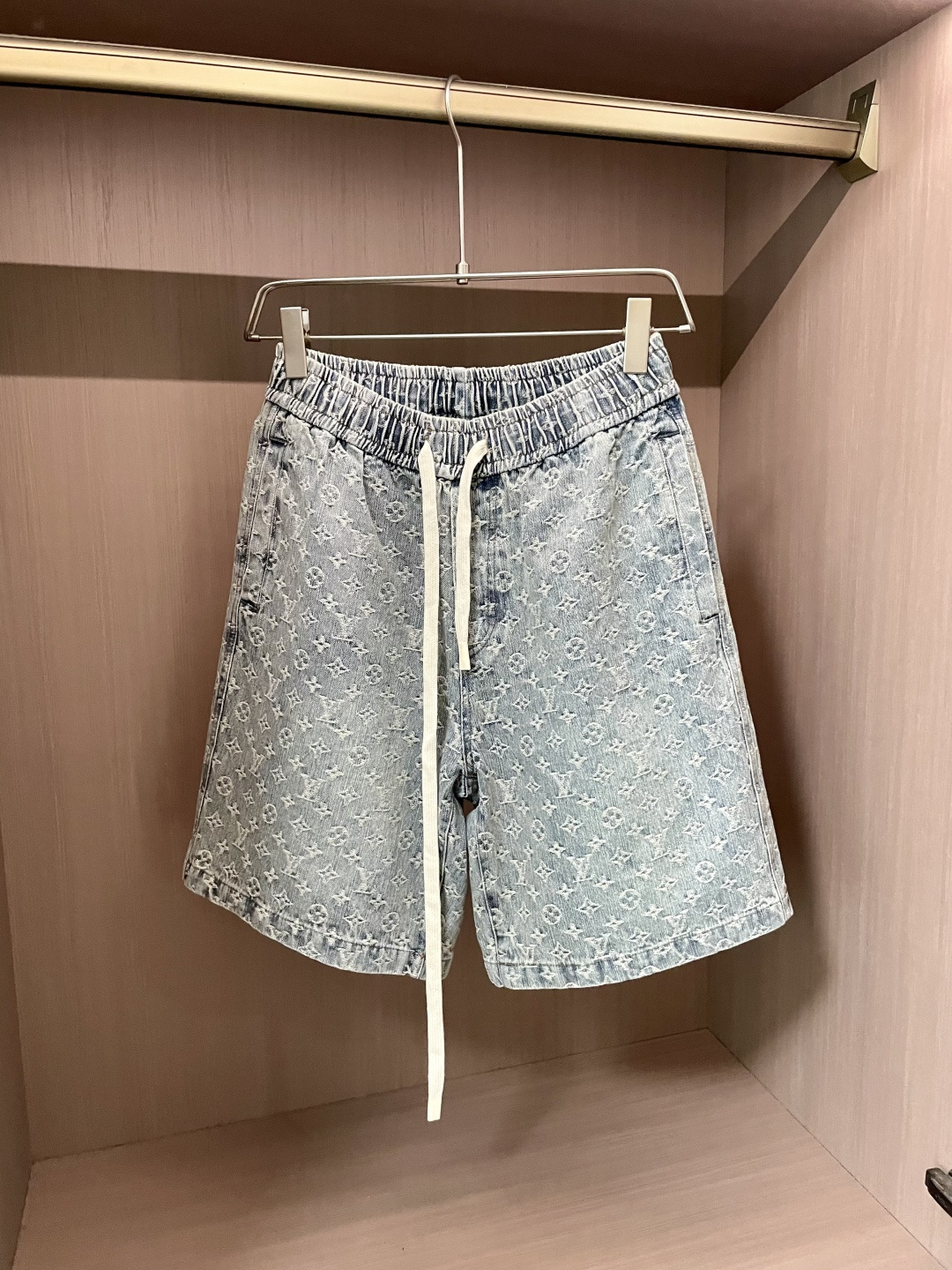 NO:160915,Lv 2025ss summer new men's casual denim shorts, high-end version!  Customized fabrics for counters are breathable and comfortable, with impeccable details, and the brand element design concept reflects high quality. The feel is delicate and soft!  It is casually cut, with a great upper body style!  Size: M-XXXL, louis vuitton, shorts, alexander wang19860909Lv 2025ss夏季新款男士休闲牛仔短裤,高端版本！专柜定制面料 透气舒适度高,细节无可挑剔,品牌元素设计理念,体现高品质.手感细腻柔软！呈现休闲裁剪,上身版型超赞！ 尺码:M-XXXL,,louis vuitton,shorts,alexander wang,Men's clothing