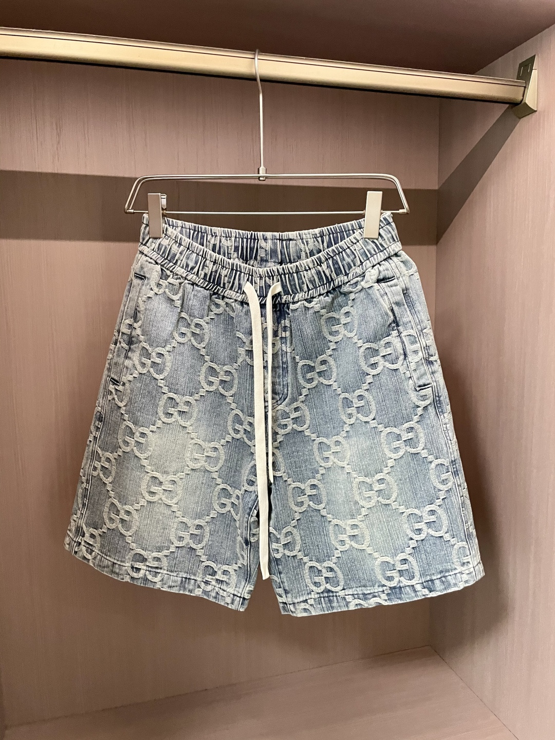 NO:160918,Gucc 2025ss summer new men's casual denim shorts, high-end version!  Customized fabrics for counters are breathable and comfortable, with impeccable details, and the brand element design concept reflects high quality. The feel is delicate and soft!  It is casually cut, with a great upper body style!  Size: M-XXXL, gucci, shorts, alexander wang19860909Gucc 2025ss夏季新款男士休闲牛仔短裤,高端版本！专柜定制面料 透气舒适度高,细节无可挑剔,品牌元素设计理念,体现高品质.手感细腻柔软！呈现休闲裁剪,上身版型超赞！ 尺码:M-XXXL,,gucci,shorts,alexander wang,Men's clothing