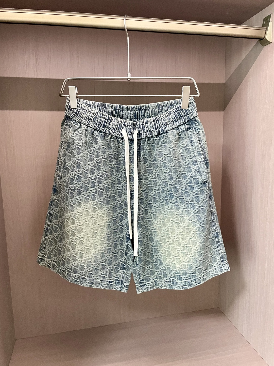 NO:160921,Dior 2025ss summer new men's casual denim shorts, high-end version!  Customized fabrics for counters are breathable and comfortable, with impeccable details, and the brand element design concept reflects high quality. The feel is delicate and soft!  It is casually cut, with a great upper body style!  Size: M-XXXL, dior, shorts, alexander wang19860909Dior 2025ss夏季新款男士休闲牛仔短裤,高端版本！专柜定制面料 透气舒适度高,细节无可挑剔,品牌元素设计理念,体现高品质.手感细腻柔软！呈现休闲裁剪,上身版型超赞！ 尺码:M-XXXL,,dior,shorts,alexander wang,Men's clothing