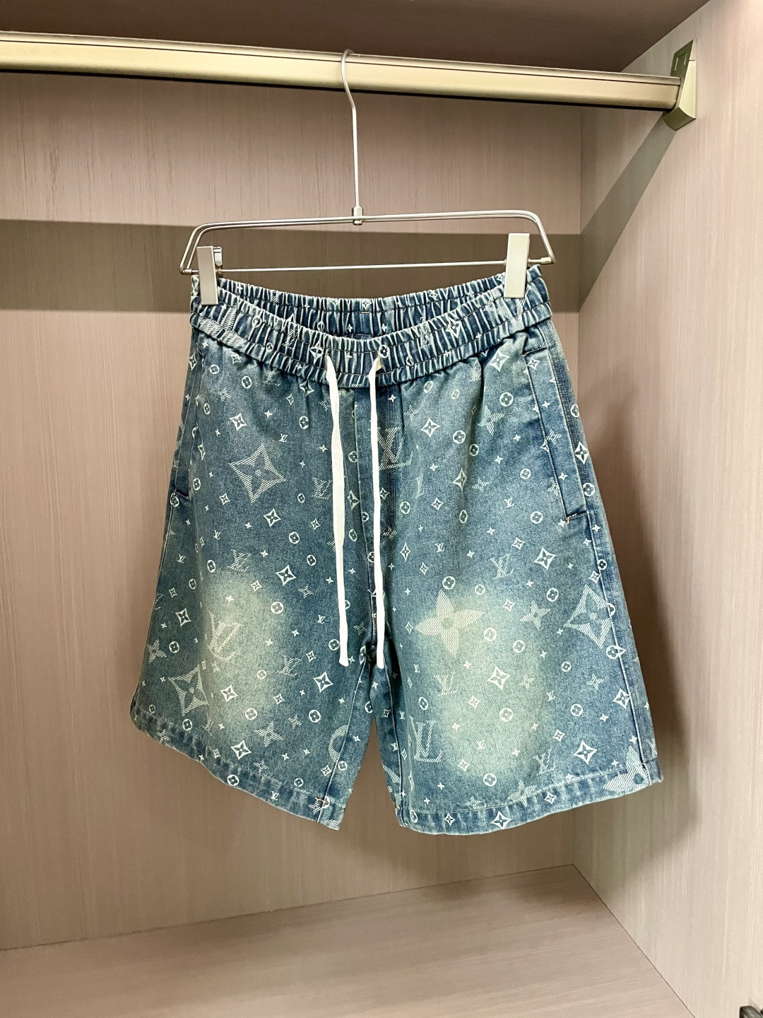 NO:160924,Lv 2025ss summer new men's casual denim shorts, high-end version!  Customized fabrics for counters are breathable and comfortable, with impeccable details, and the brand element design concept reflects high quality. The feel is delicate and soft!  It is casually cut, with a great upper body style!  Size: M-XXXL, louis vuitton, shorts, alexander wang19860909Lv 2025ss夏季新款男士休闲牛仔短裤,高端版本！专柜定制面料 透气舒适度高,细节无可挑剔,品牌元素设计理念,体现高品质.手感细腻柔软！呈现休闲裁剪,上身版型超赞！ 尺码:M-XXXL,,louis vuitton,shorts,alexander wang,Men's clothing