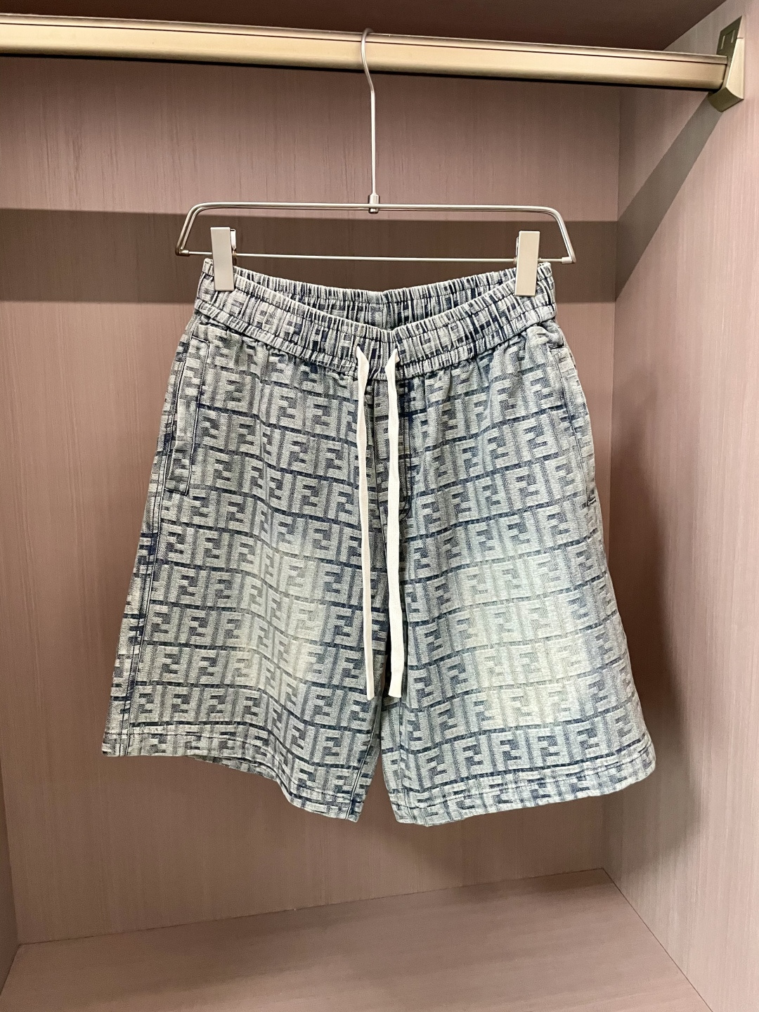 NO:160923,FD 2025ss summer new men's casual denim shorts, high-end version!  Customized fabrics for counters are breathable and comfortable, with impeccable details, and the brand element design concept reflects high quality. The feel is delicate and soft!  It is casually cut, with a great upper body style!  Size: M-XXXL, shorts, alexander wang19860909FD 2025ss夏季新款男士休闲牛仔短裤,高端版本！专柜定制面料 透气舒适度高,细节无可挑剔,品牌元素设计理念,体现高品质.手感细腻柔软！呈现休闲裁剪,上身版型超赞！ 尺码:M-XXXL,,shorts,alexander wang,Men's clothing