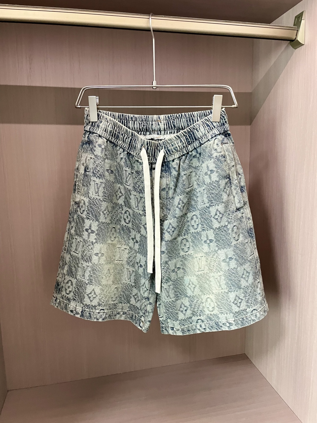 NO:160926,Lv 2025ss summer new men's casual denim shorts, high-end version!  Customized fabrics for counters are breathable and comfortable, with impeccable details, and the brand element design concept reflects high quality. The feel is delicate and soft!  It is casually cut, with a great upper body style!  Size: M-XXXL, louis vuitton, shorts, alexander wang19860909Lv 2025ss夏季新款男士休闲牛仔短裤,高端版本！专柜定制面料 透气舒适度高,细节无可挑剔,品牌元素设计理念,体现高品质.手感细腻柔软！呈现休闲裁剪,上身版型超赞！ 尺码:M-XXXL,,louis vuitton,shorts,alexander wang,Men's clothing