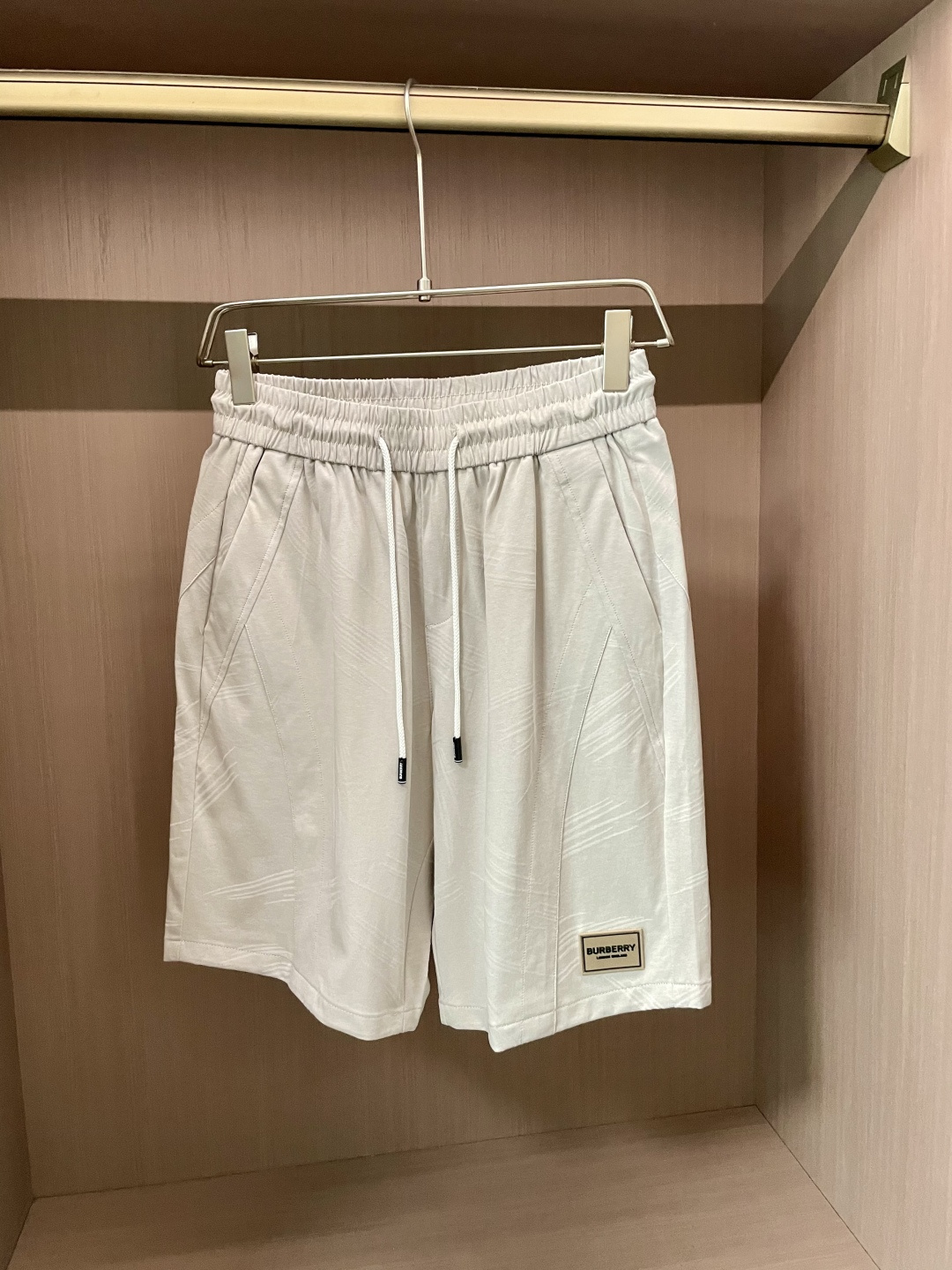 NO:160928,Bur 2025 Summer Shorts!  All-match elastic waist casual pinch pants!  Elastic waist, insert bags on both sides. The fabric is made of customer-supplied fixed-woven high-strength pure cotton material. The upper body is breathable, soft and skin-friendly, with a delicate feel. The waist is knitted elastic waist and drawstring. You don’t have to worry about the discomfort of being too loose or too tight on the upper body. Whether at home, going out or traveling, it is your best choice for summer!  Code number M-3XL, burberry, shorts, alexander wang19860909Bur 2025夏季短裤！百搭松紧腰休闲五分裤！松紧腰 两侧插袋 面料采用客供定织高支纯棉料,上身透气,柔软亲肤,手感细腻、 腰部针织松紧腰加抽绳,上身不用担心过松过紧的不舒适感 ,无论居家,外出,旅游,都是您夏日的最佳选择！ 码数M-3XL,,burberry,shorts,alexander wang,Men's clothing