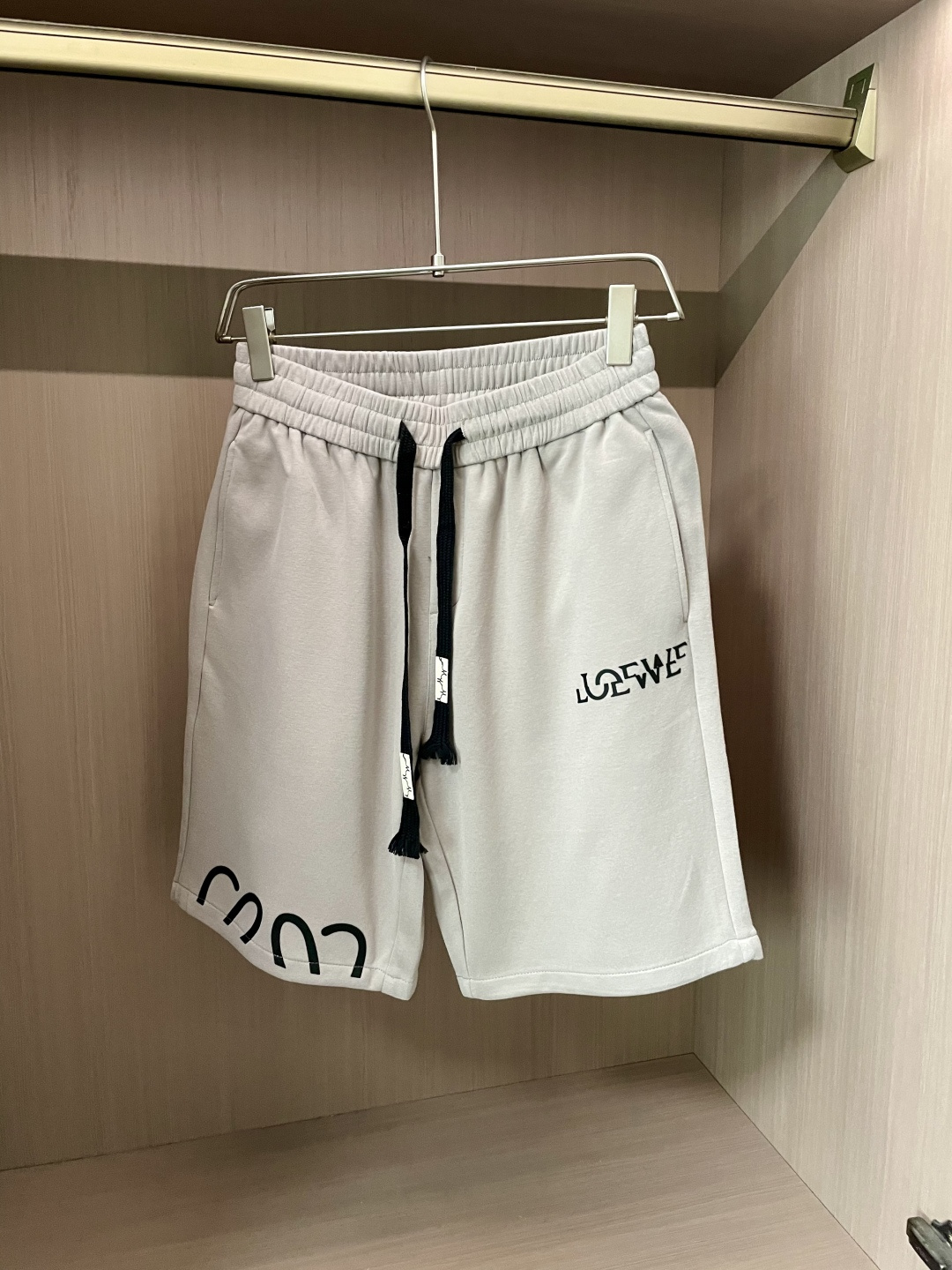 NO:160930,Loewe 2025 summer shorts!  All-match elastic waist casual pinch pants!  Elastic waist, insert bags on both sides. The fabric is made of customer-supplied fixed-woven high-strength pure cotton material. The upper body is breathable, soft and skin-friendly, with a delicate feel. The waist is knitted elastic waist and drawstring. You don’t have to worry about the discomfort of being too loose or too tight on the upper body. Whether at home, going out or traveling, it is your best choice for summer!  Code number M-3XL, loewe, shorts, alexander wang19860909Loewe 2025夏季短裤！百搭松紧腰休闲五分裤！松紧腰 两侧插袋 面料采用客供定织高支纯棉料,上身透气,柔软亲肤,手感细腻、 腰部针织松紧腰加抽绳,上身不用担心过松过紧的不舒适感 ,无论居家,外出,旅游,都是您夏日的最佳选择！ 码数M-3XL,,loewe,shorts,alexander wang,Men's clothing