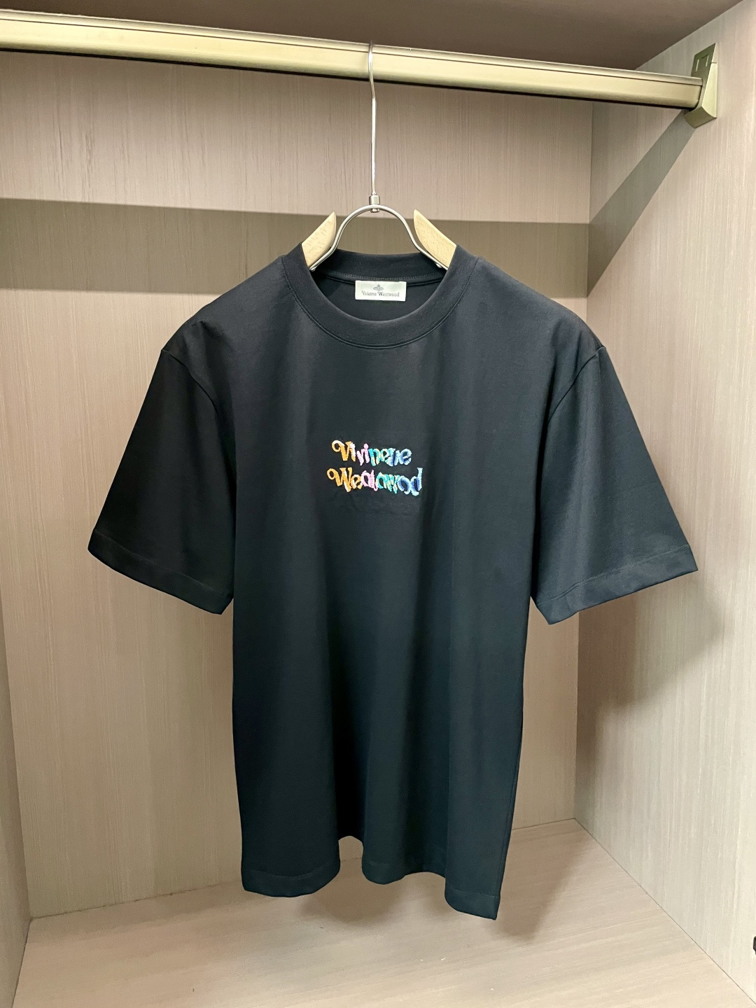 NO:160932,The Queen Mother of the Cialis 2025 spring and summer new style first-time counter latest short-sleeved round-neck T-shirt, high-end customization, avant-garde and fashionable design!  Brand logo heavy craft design, high-end customized 260g fabric, soft feel, comfortable to wear, exquisite counter-level car line, fine workmanship, invincible and handsome upper body effect!  A must-have item for handsome men!  Code number M-XXXL, T-shirt,tees,t-shirt,alexander wang19860909西太后 2025春夏新款首发专柜最新款短袖圆领T恤 高端订制 设计前卫时尚！品牌logo重工艺设计 高端定制260克面料.手感柔软.穿着舒适.专柜级别精致车线.做工精细.上身效果无敌帅气！型男必备单品！码数M-XXXL,,T-shirt,tees，t-shirt,alexander wang,Men's clothing