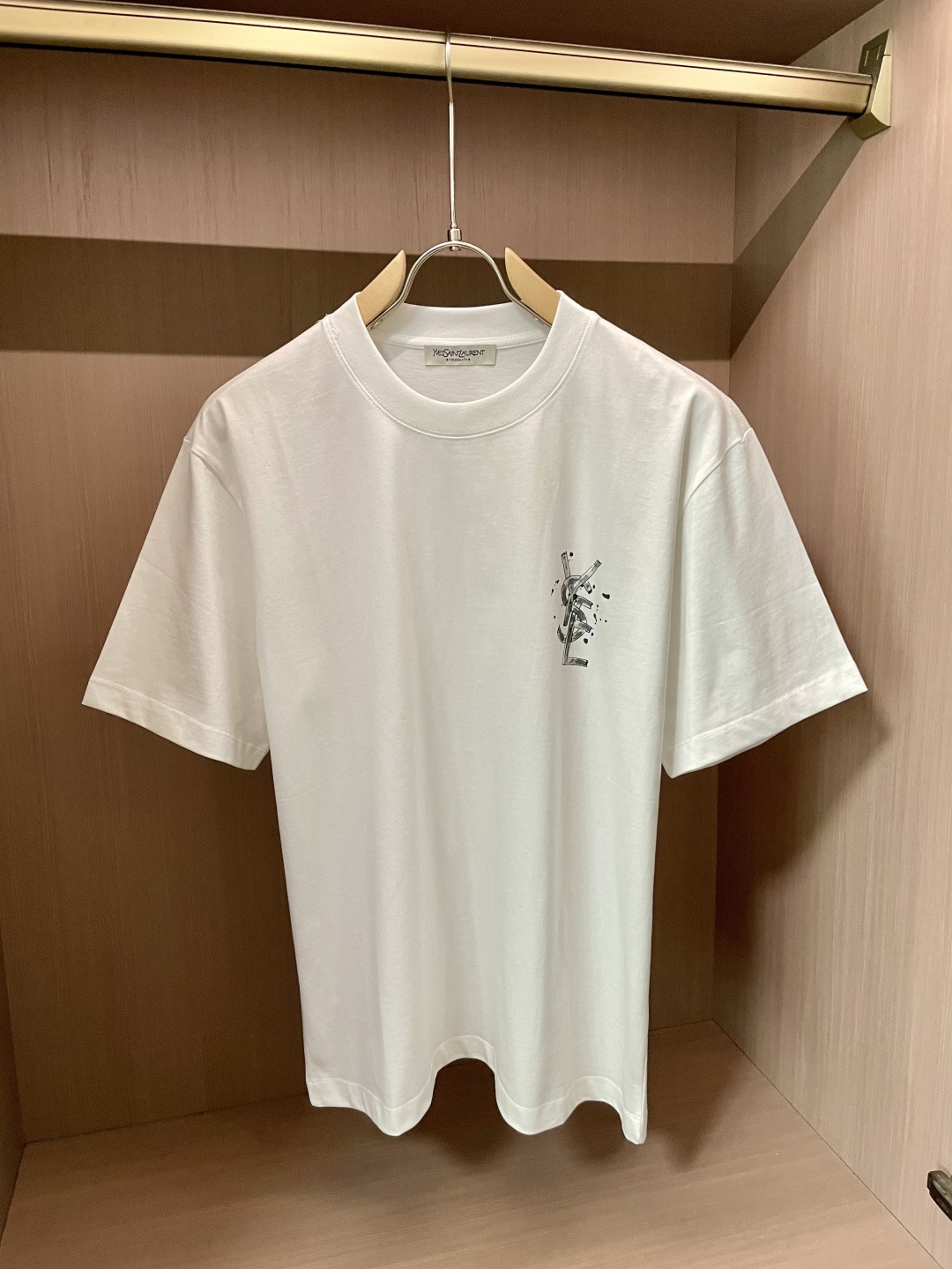 NO:160934,Saint Laurent's new spring and summer 2025 new styles of the first counter, the latest short-sleeved round-neck T-shirt, high-end customization, avant-garde and fashionable design!  Brand logo heavy craft design, high-end customized 260g fabric, soft feel, comfortable to wear, exquisite counter-level car line, fine workmanship, invincible and handsome upper body effect!  A must-have item for handsome men!  Code number M-XXXL, saint laurent, T-shirt,tees, t-shirt,alexander wang19860909圣罗兰 2025春夏新款首发专柜最新款短袖圆领T恤 高端订制 设计前卫时尚！品牌logo重工艺设计 高端定制260克面料.手感柔软.穿着舒适.专柜级别精致车线.做工精细.上身效果无敌帅气！型男必备单品！码数M-XXXL,,saint laurent,T-shirt,tees，t-shirt,alexander wang,Men's clothing