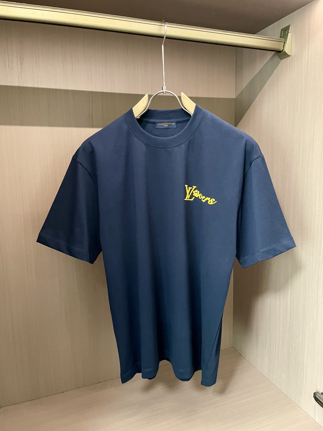 NO:160936,Lv 2025 spring and summer new style first-time counter latest short-sleeved round-neck T-shirt, high-end customization, avant-garde and fashionable design!  Brand logo heavy craft design, high-end customized 260g fabric, soft feel, comfortable to wear, exquisite counter-level car line, fine workmanship, invincible and handsome upper body effect!  A must-have item for handsome men!  Code number M-XXXL, louis vuitton, T-shirt,tees, t-shirt,alexander wang19860909Lv 2025春夏新款首发专柜最新款短袖圆领T恤 高端订制 设计前卫时尚！品牌logo重工艺设计 高端定制260克面料.手感柔软.穿着舒适.专柜级别精致车线.做工精细.上身效果无敌帅气！型男必备单品！码数M-XXXL,,louis vuitton,T-shirt,tees，t-shirt,alexander wang,Men's clothing