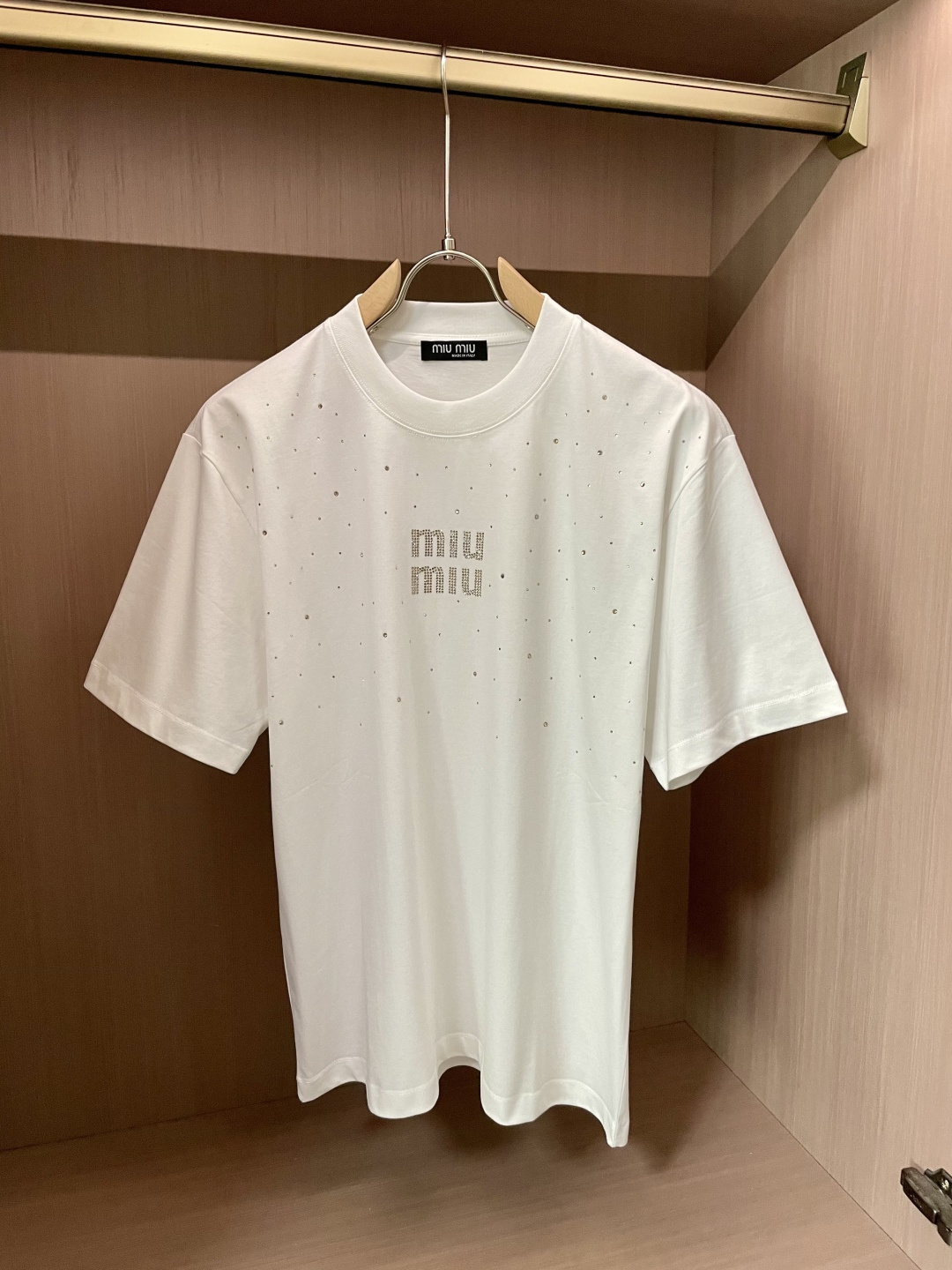 NO:160938,Miumiu 2025 spring and summer new style first-time counter latest short-sleeved round-neck T-shirt, high-end customization, avant-garde and fashionable design!  Brand logo heavy craft design, high-end customized 260g fabric, soft feel, comfortable to wear, exquisite counter-level car line, fine workmanship, invincible and handsome upper body effect!  A must-have item for handsome men!  Code number M-XXXL, miumiu, T-shirt,tees, t-shirt,alexander wang19860909miumiu 2025春夏新款首发专柜最新款短袖圆领T恤 高端订制 设计前卫时尚！品牌logo重工艺设计 高端定制260克面料.手感柔软.穿着舒适.专柜级别精致车线.做工精细.上身效果无敌帅气！型男必备单品！码数M-XXXL,,miumiu,T-shirt,tees，t-shirt,alexander wang,Men's clothing