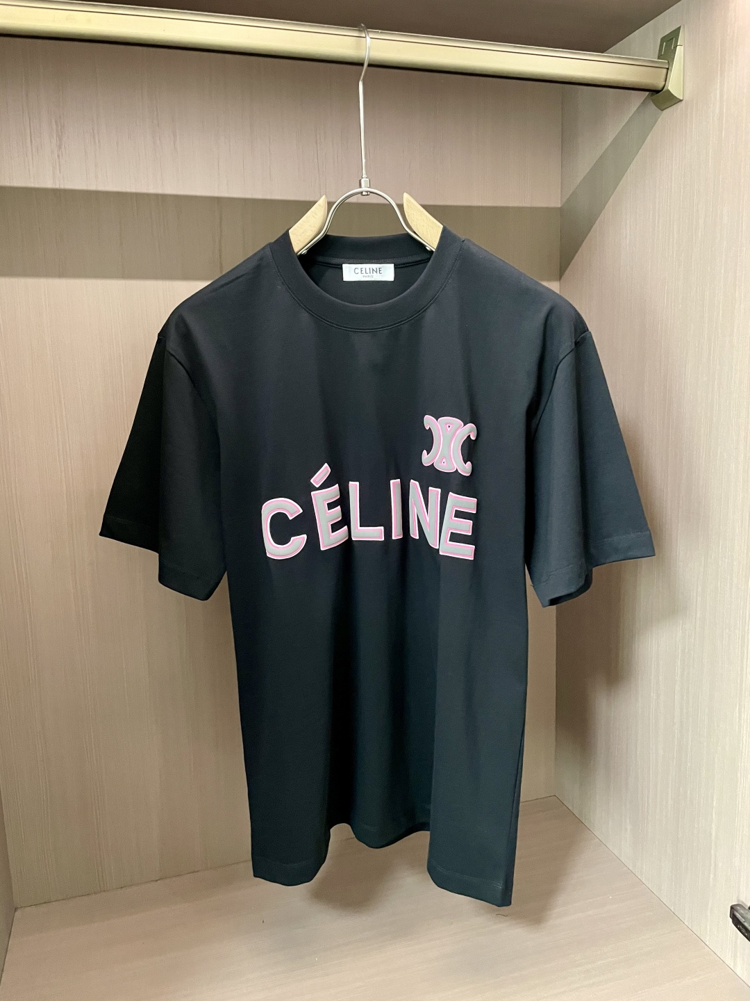 NO:160940,Celine's new spring and summer new style first-time counter has the latest short-sleeved round-neck T-shirt, high-end customization, avant-garde and fashionable design!  Brand logo heavy craft design, high-end customized 260g fabric, soft feel, comfortable to wear, exquisite counter-level car line, fine workmanship, invincible and handsome upper body effect!  A must-have item for handsome men!  Code number M-XXXL, celine, T-shirt,tees, t-shirt,alexander wang19860909Celine 2025春夏新款首发专柜最新款短袖圆领T恤 高端订制 设计前卫时尚！品牌logo重工艺设计 高端定制260克面料.手感柔软.穿着舒适.专柜级别精致车线.做工精细.上身效果无敌帅气！型男必备单品！码数M-XXXL,,celine,T-shirt,tees，t-shirt,alexander wang,Men's clothing