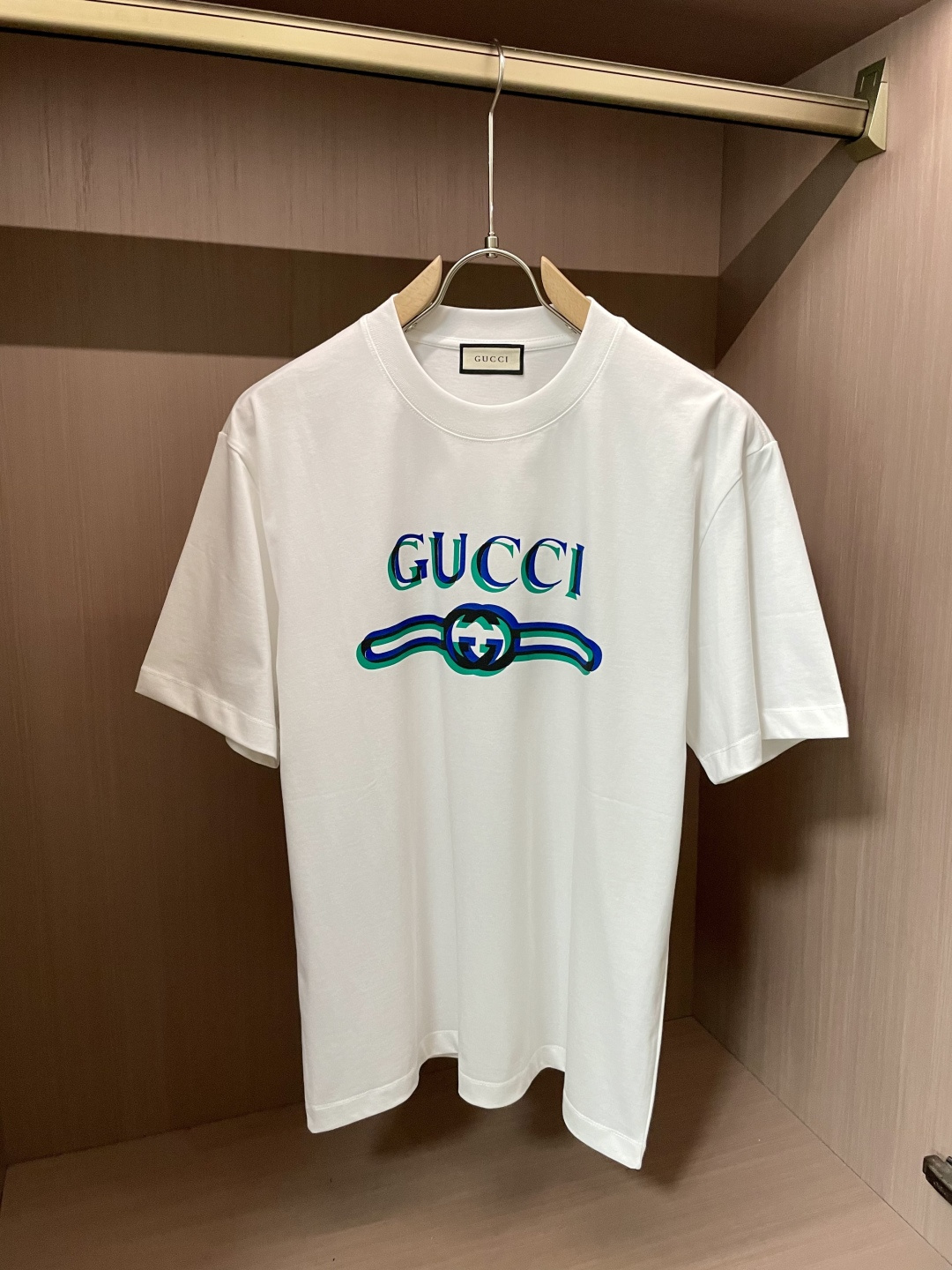NO:160942,Gucc 2025 spring and summer new style first-time counter latest short-sleeved round-neck T-shirt, high-end customization, avant-garde and fashionable design!  Brand logo heavy craft design, high-end customized 260g fabric, soft feel, comfortable to wear, exquisite counter-level car line, fine workmanship, invincible and handsome upper body effect!  A must-have item for handsome men!  Code number M-XXXL, gucci, T-shirt,tees, t-shirt,alexander wang19860909Gucc 2025春夏新款首发专柜最新款短袖圆领T恤 高端订制 设计前卫时尚！品牌logo重工艺设计 高端定制260克面料.手感柔软.穿着舒适.专柜级别精致车线.做工精细.上身效果无敌帅气！型男必备单品！码数M-XXXL,,gucci,T-shirt,tees，t-shirt,alexander wang,Men's clothing