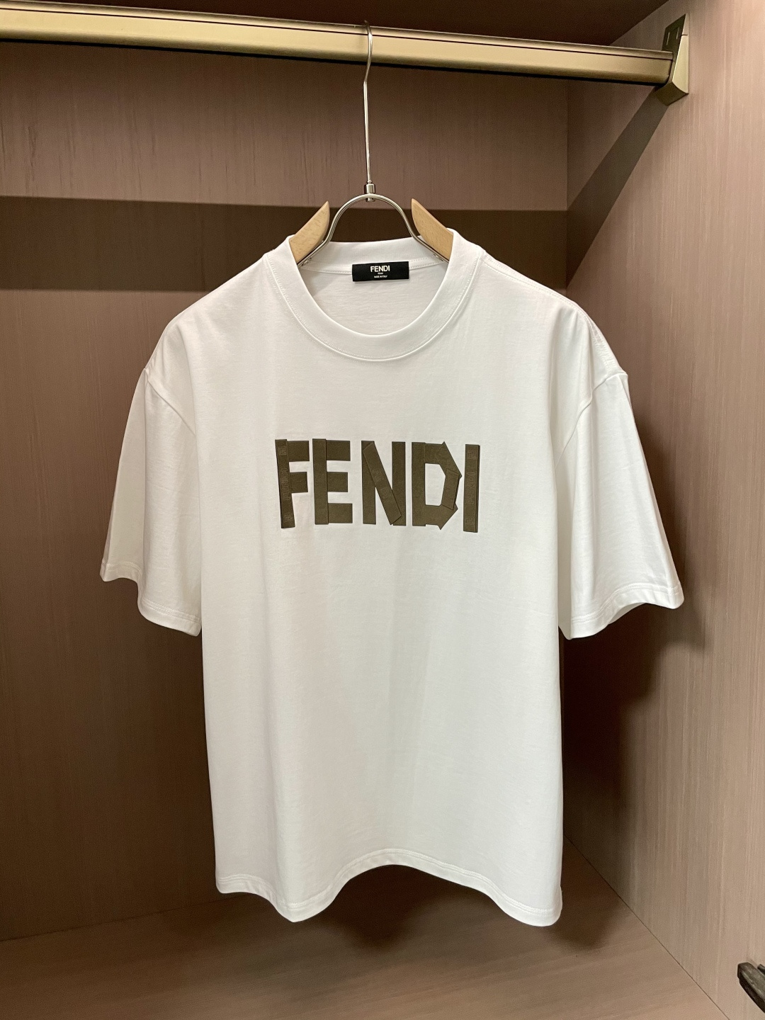 NO:160925,FD 2025 spring and summer new style first-time counter latest short-sleeved round-neck T-shirt, high-end customization, avant-garde and fashionable design!  Brand logo heavy craft design, high-end customized 260g fabric, soft feel, comfortable to wear, exquisite counter-level car line, fine workmanship, invincible and handsome upper body effect!  A must-have item for handsome men!  S-XXL, T-shirt,tees,t-shirt,alexander wang19860909FD 2025春夏新款首发专柜最新款短袖圆领T恤 高端订制 设计前卫时尚！品牌logo重工艺设计 高端定制260克面料.手感柔软.穿着舒适.专柜级别精致车线.做工精细.上身效果无敌帅气！型男必备单品！码数S-XXL,,T-shirt,tees，t-shirt,alexander wang,Men's clothing
