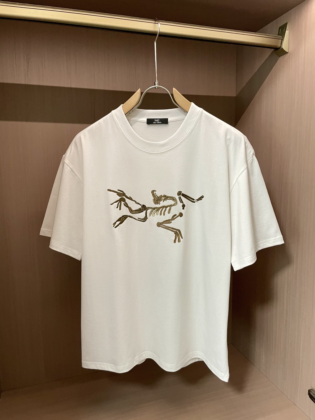 NO:160927,Archaeopteryx 2025 spring and summer new style first-time counter latest short-sleeved round-neck T-shirt, high-end customization, avant-garde and fashionable design!  Brand logo heavy craft design, high-end customized 260g fabric, soft feel, comfortable to wear, exquisite counter-level car line, fine workmanship, invincible and handsome upper body effect!  A must-have item for handsome men!  S-XXL, arc'teryx, T-shirt,tees, t-shirt,alexander wang19860909始祖鸟 2025春夏新款首发专柜最新款短袖圆领T恤 高端订制 设计前卫时尚！品牌logo重工艺设计 高端定制260克面料.手感柔软.穿着舒适.专柜级别精致车线.做工精细.上身效果无敌帅气！型男必备单品！码数S-XXL,arc'teryx,T-shirt,tees，t-shirt,alexander wang,Men's clothing