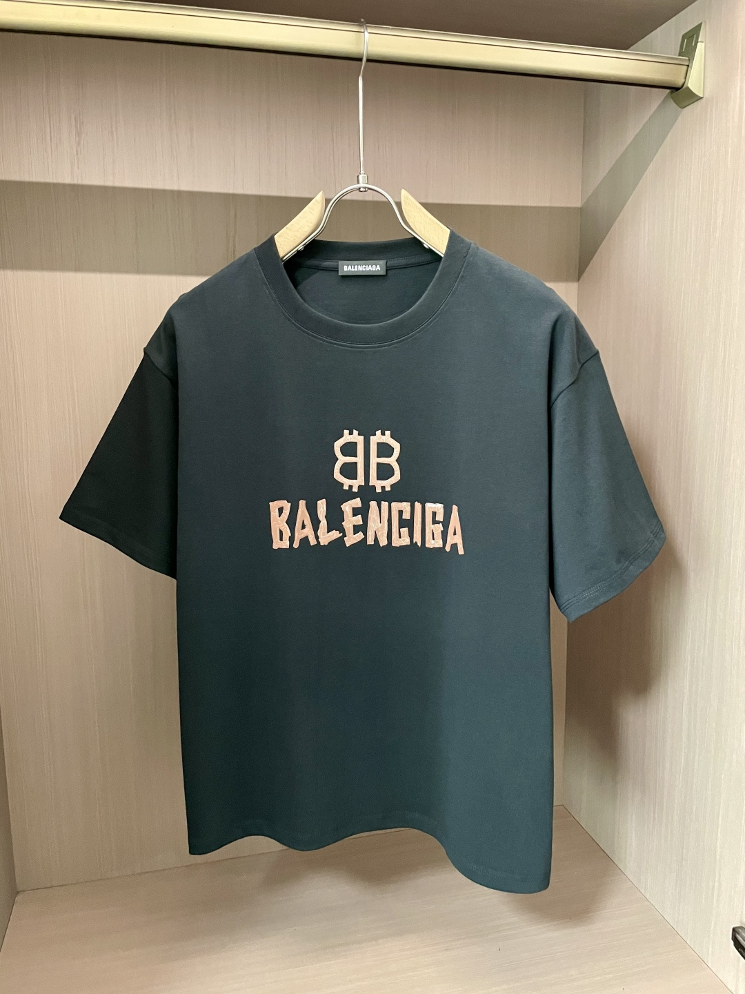NO:160931,Balenciaga 2025 spring and summer new first-time counter latest short-sleeved round-neck T-shirt, high-end customization, avant-garde and fashionable design!  Brand logo heavy craft design, high-end customized 260g fabric, soft feel, comfortable to wear, exquisite counter-level car line, fine workmanship, invincible and handsome upper body effect!  A must-have item for handsome men!  S-XXL, balenciaga, T-shirt,tees, t-shirt,alexander wang19860909巴黎世家 2025春夏新款首发专柜最新款短袖圆领T恤 高端订制 设计前卫时尚！品牌logo重工艺设计 高端定制260克面料.手感柔软.穿着舒适.专柜级别精致车线.做工精细.上身效果无敌帅气！型男必备单品！码数S-XXL,,balenciaga,T-shirt,tees，t-shirt,alexander wang,Men's clothing